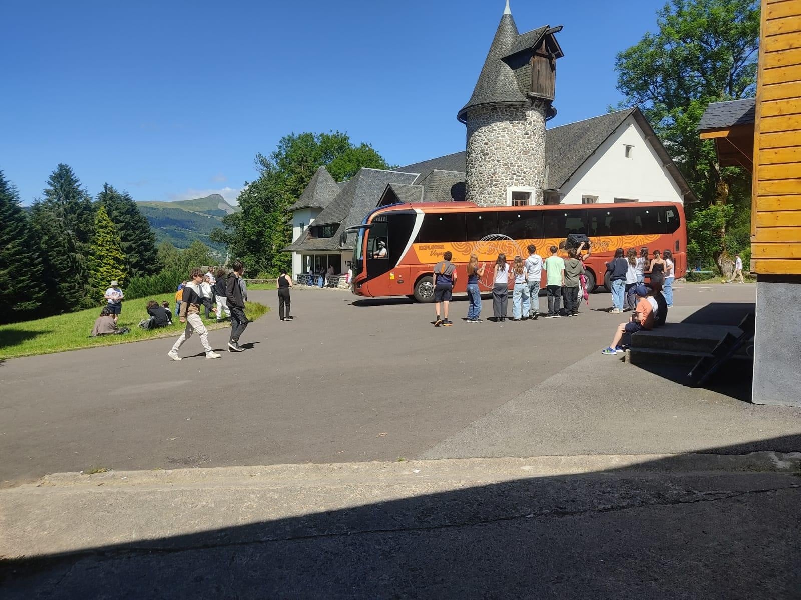 Animateurs organisant le voyage en car ou train vers le centre de vacances