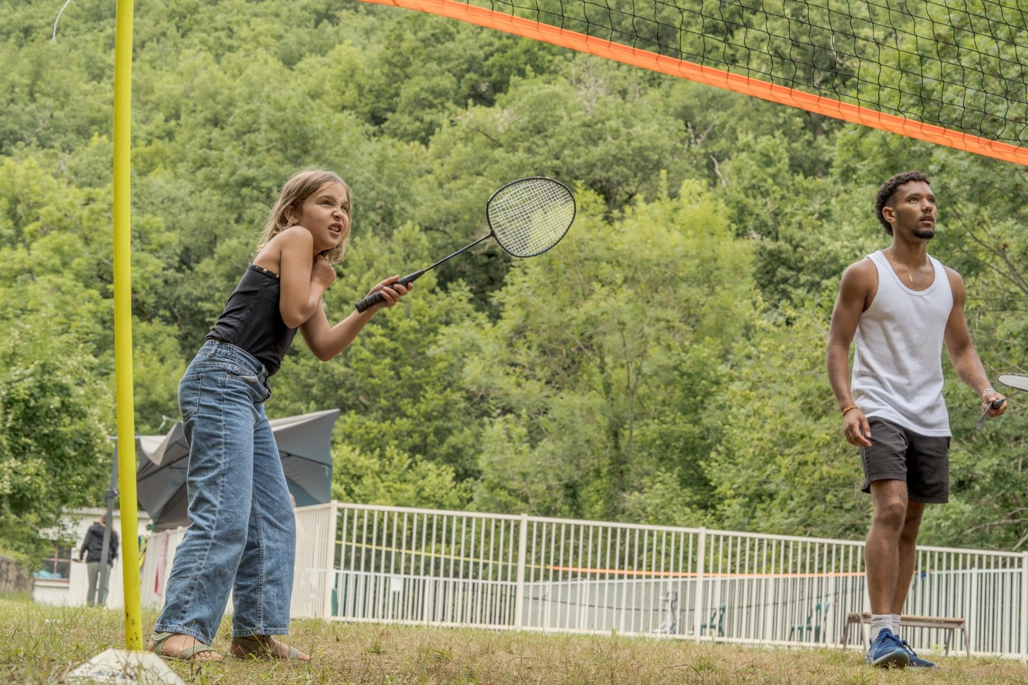 Assistants sanitaires gérant les soins et traitements médicaux des enfants en séjour