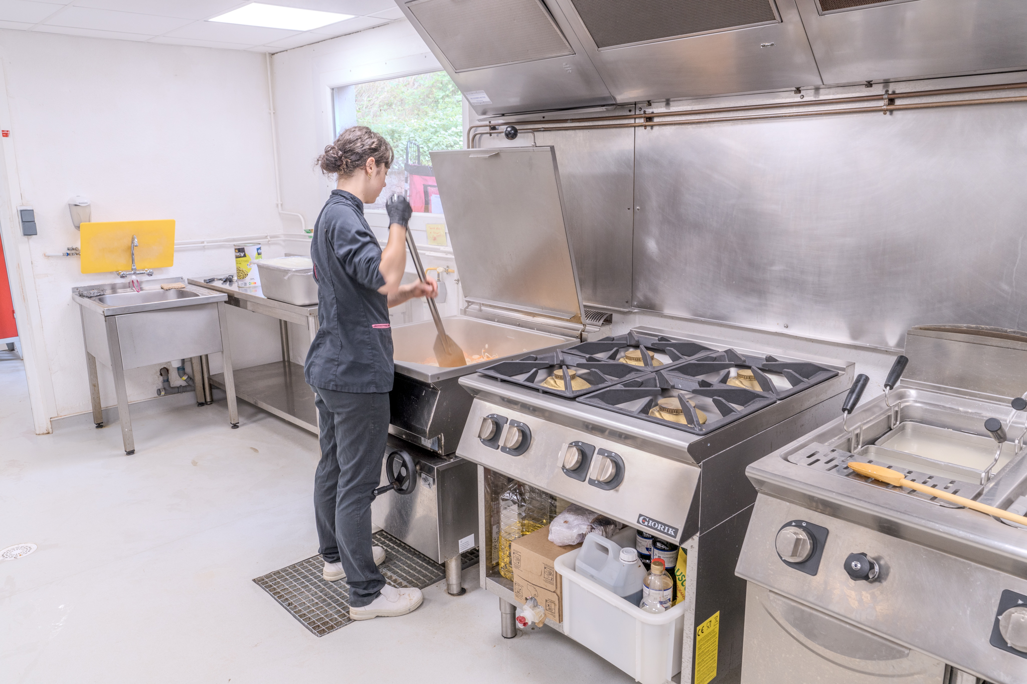 Équipe de cuisine préparant sur place des repas de qualité avec produits frais