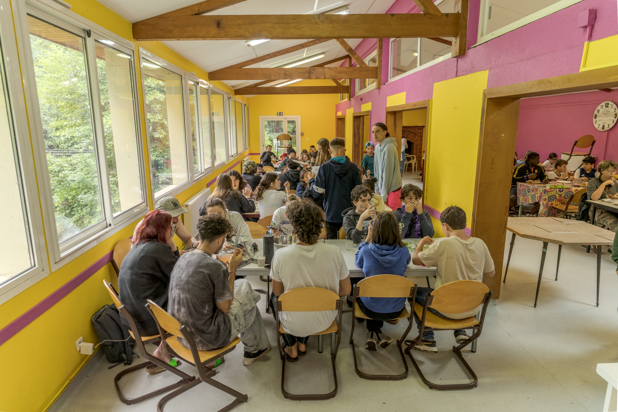 Espace de restauration avec repas libres permettant aux participants de s'adapter à leur rythme