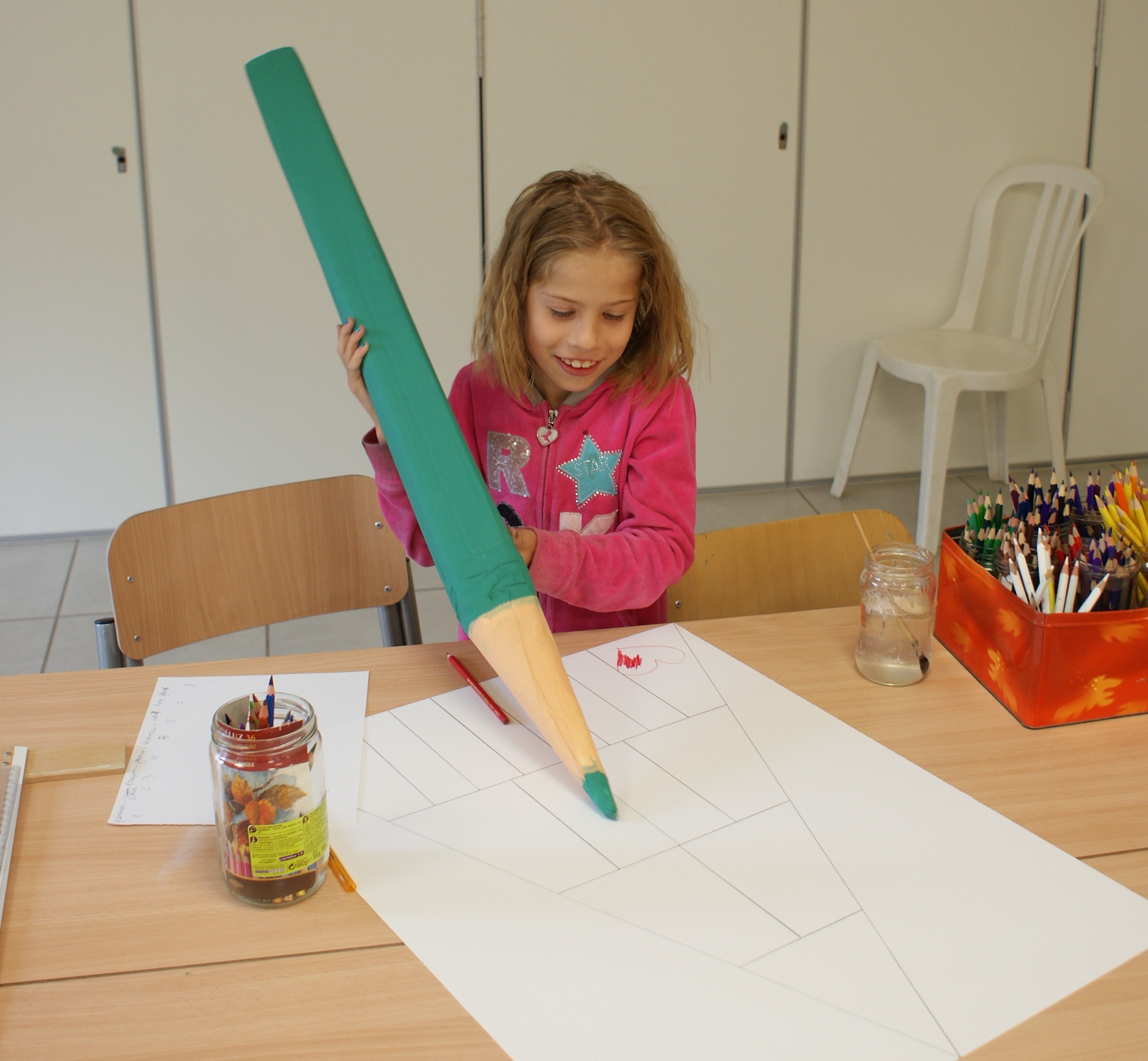 Parents consultant le blog quotidien avec photos et récit des activités de leur enfant