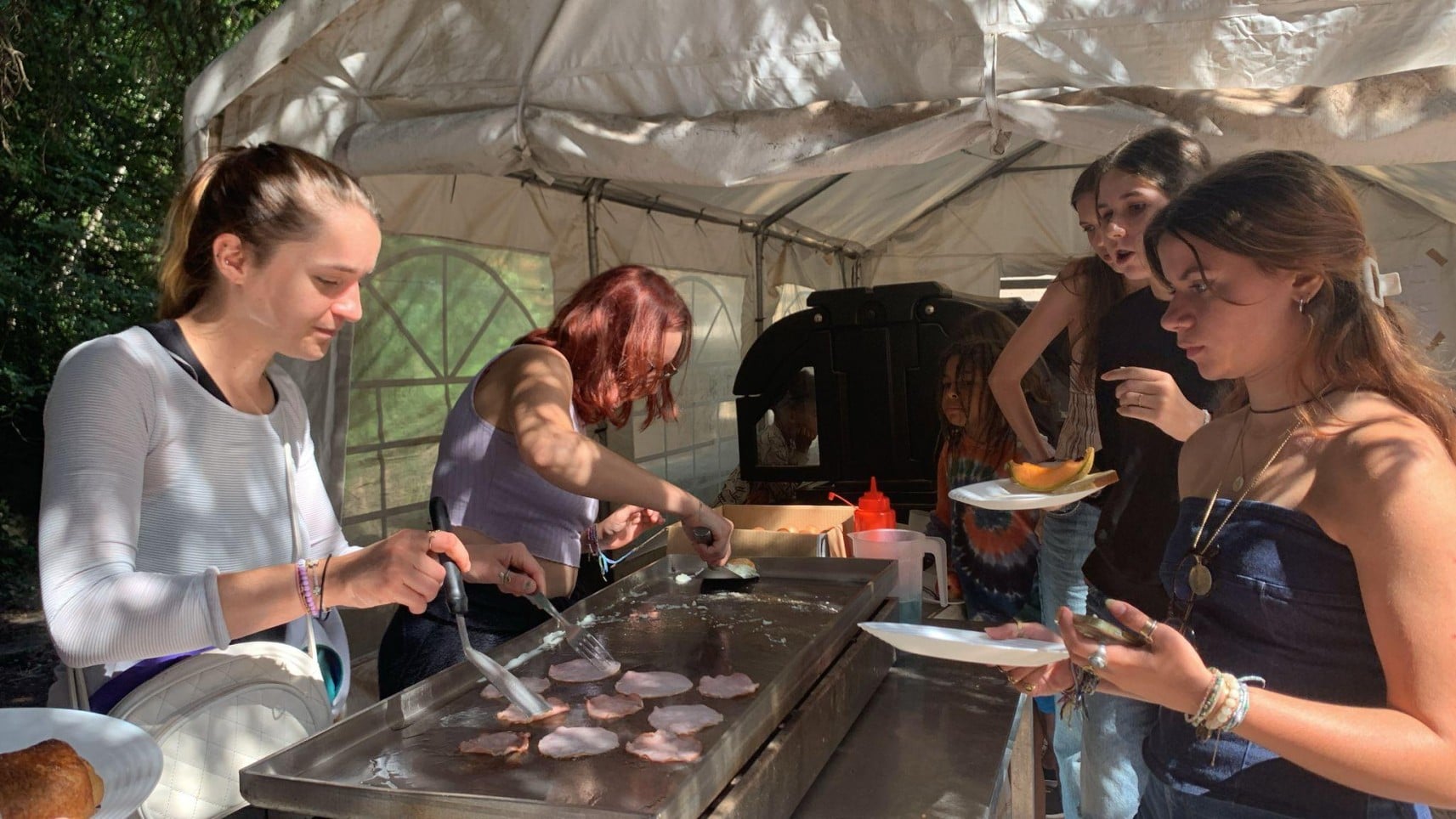 Repas échelonnés et libres permettant aux enfants de manger à leur rythme en colonie
