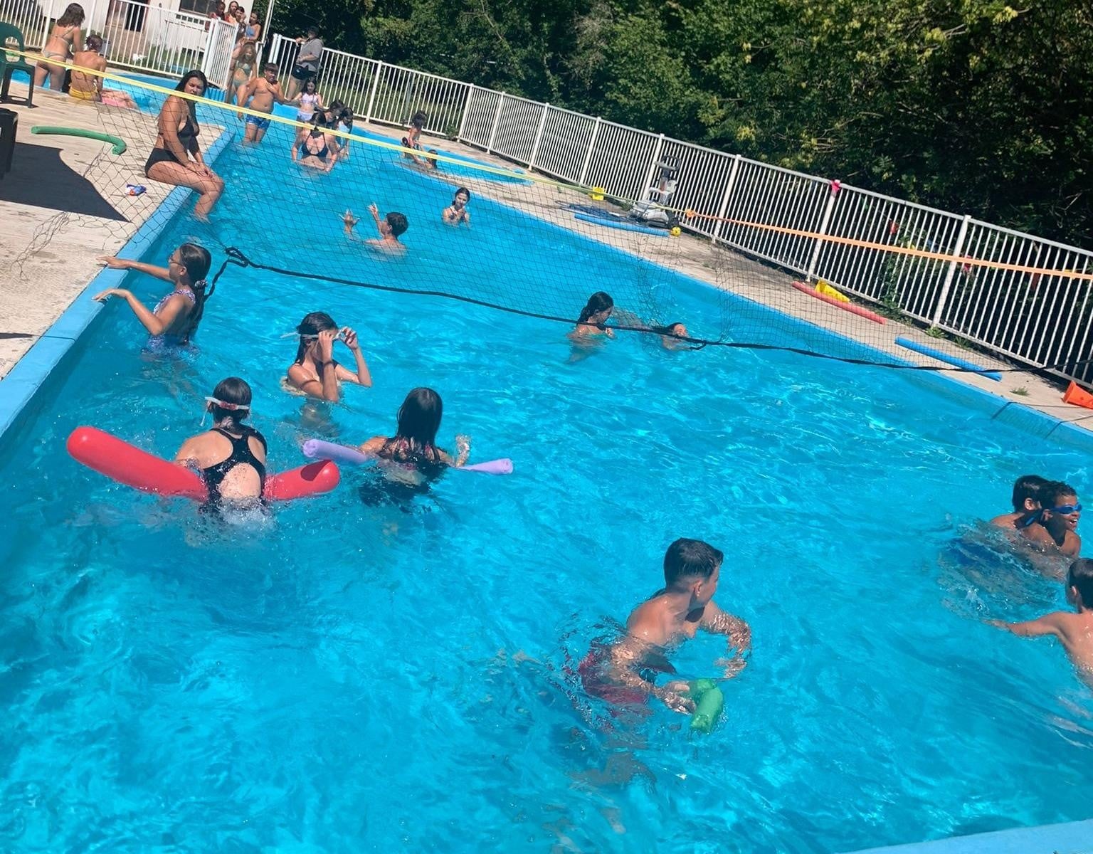 Salles d'activités intérieures permettant de maintenir le programme les jours de pluie