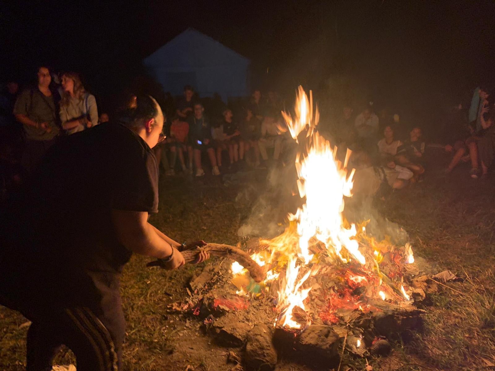 Infirmerie avec assistants sanitaires gérant les traitements et soins des enfants