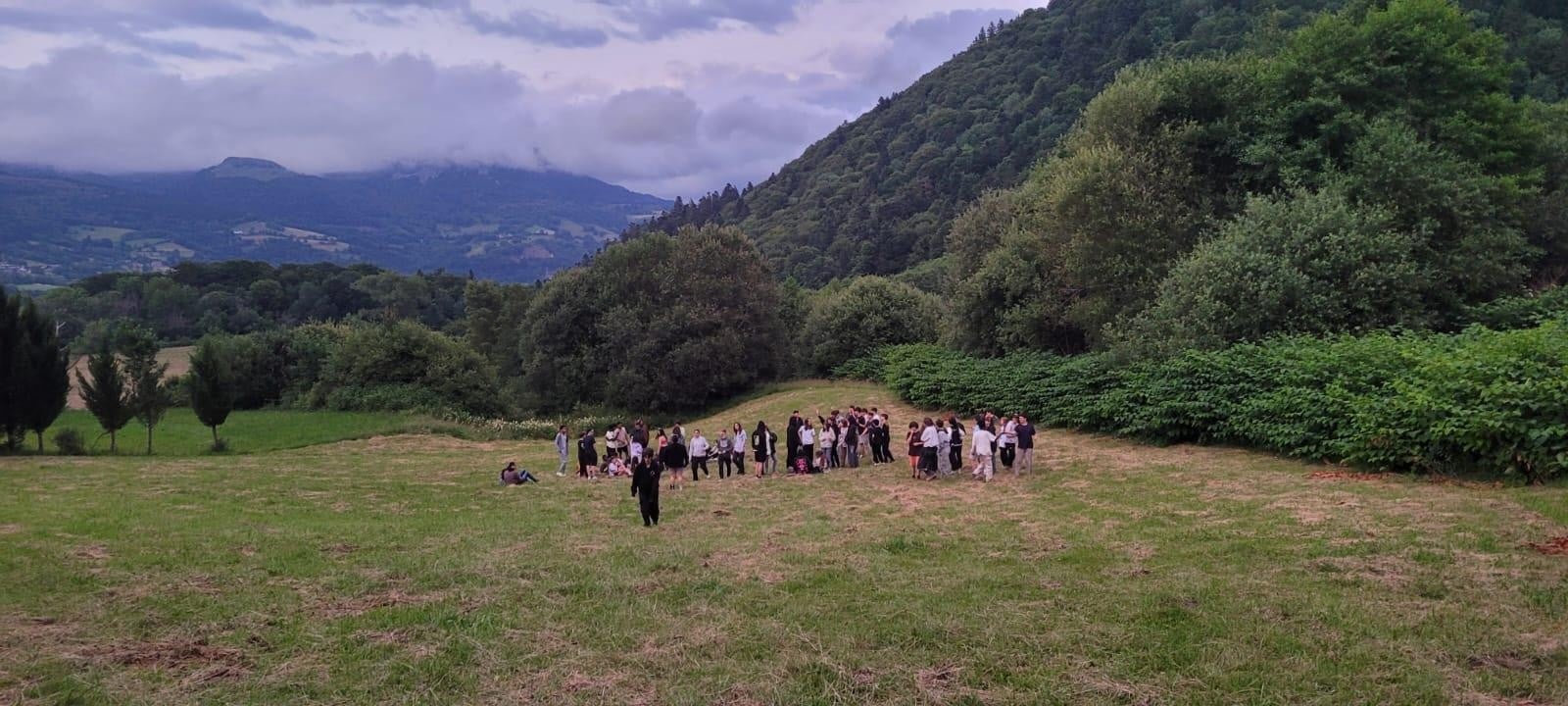Enfant contactant ses parents par téléphone ou email pendant les temps libres