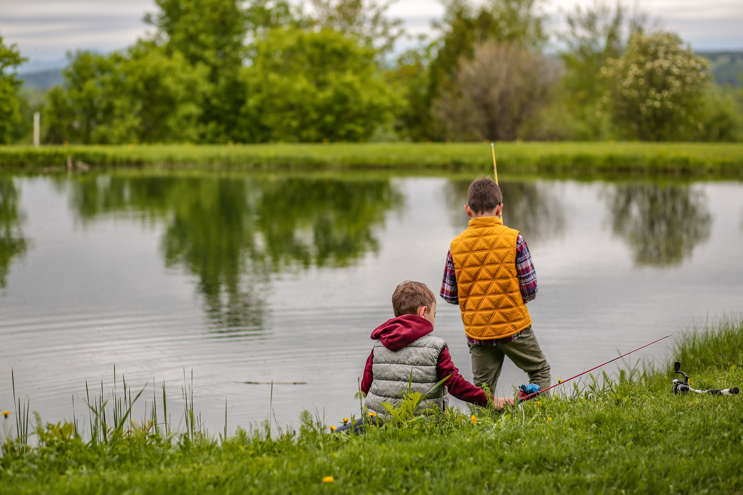 Moniteur-guide encadrant un groupe d'enfants en séjour pêche et découverte des milieux aquatiques