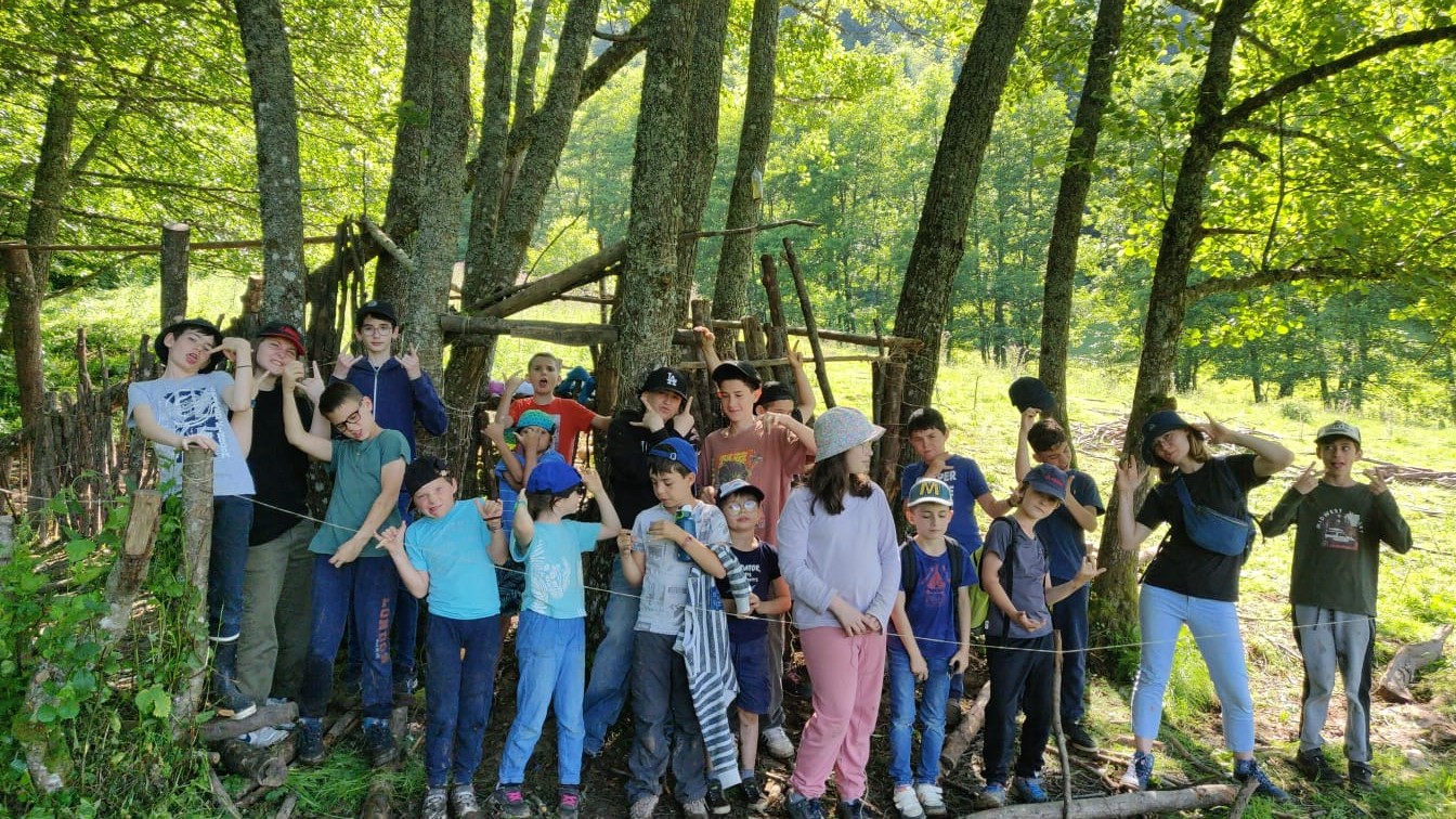 Enfants découvrant la faune et la flore pendant leur séjour nature en forêt
