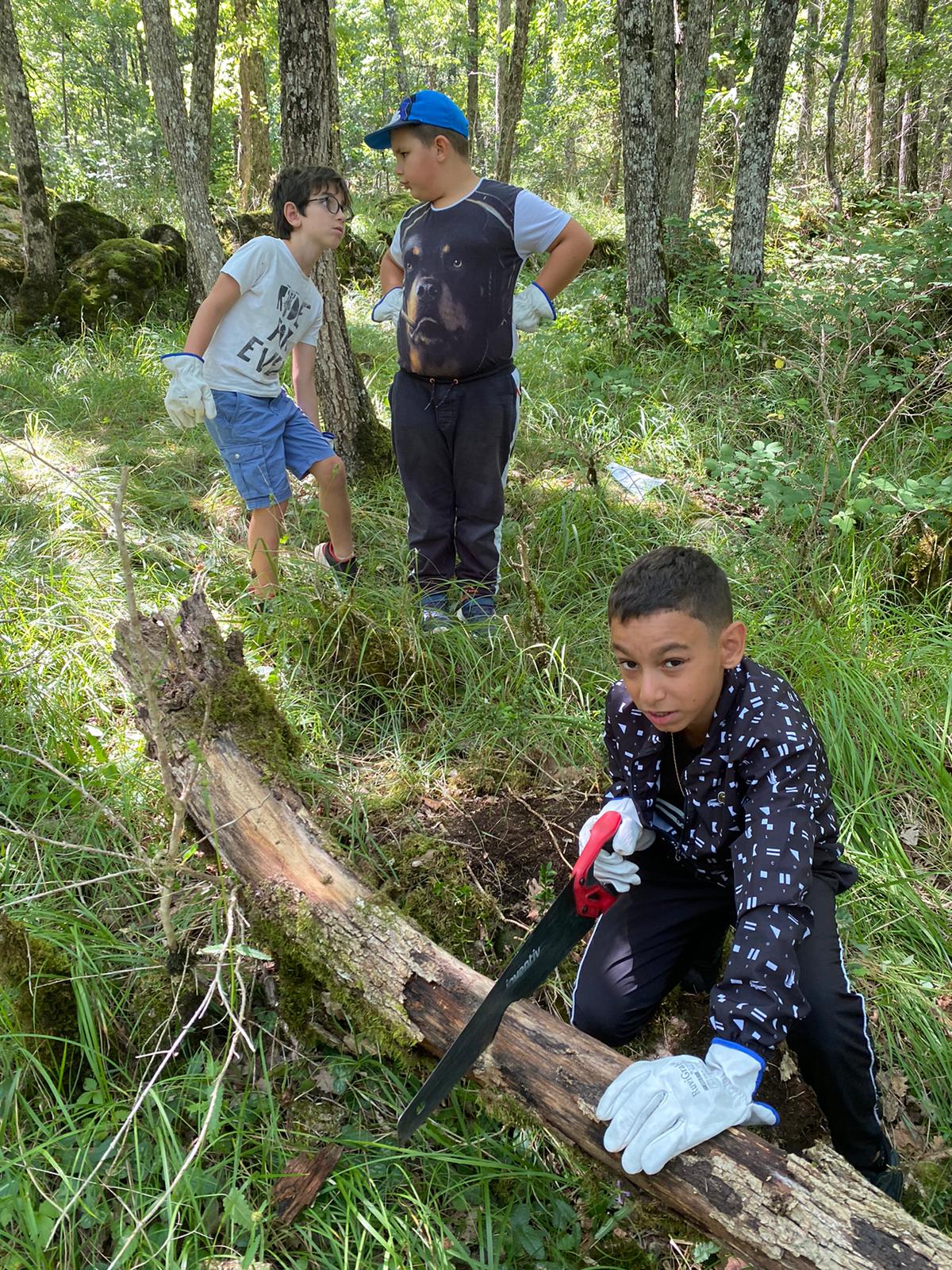 Enfants profitant de leur construction lors d'un séjour colonie de vacances créative