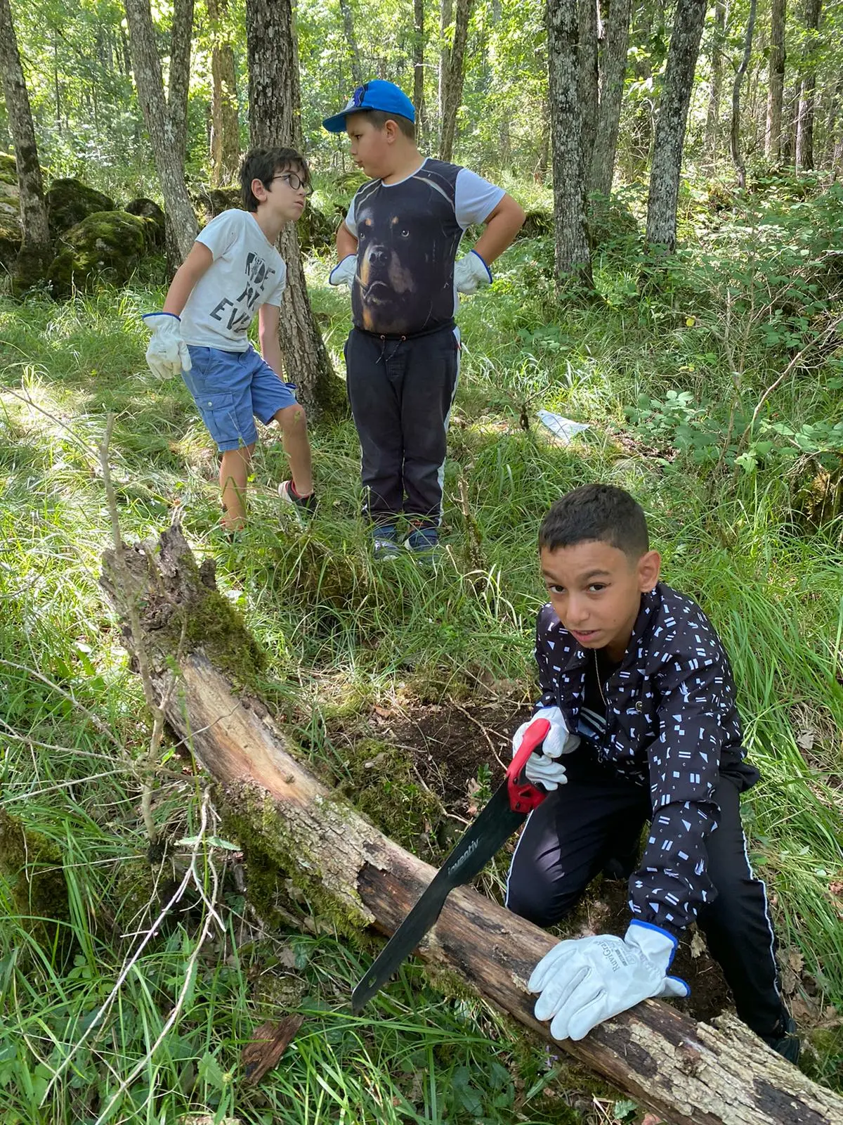 Enfants profitant de leur construction lors d'un séjour colonie de vacances créative