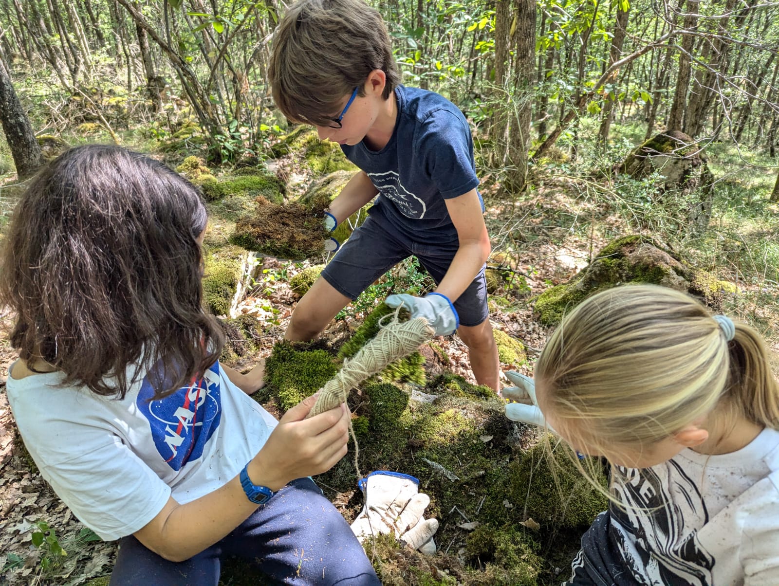 Veillée feu de camp près de la cabane construite par les jeunes
