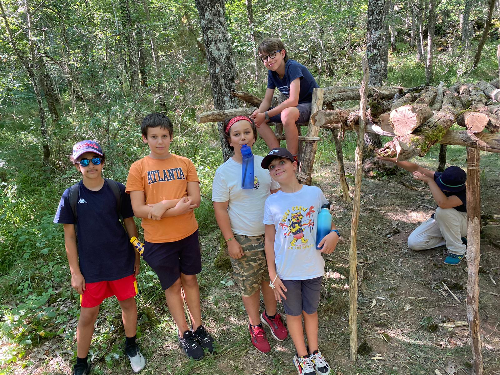 Apprentissage des techniques de construction de cabane en camp de vacances été
