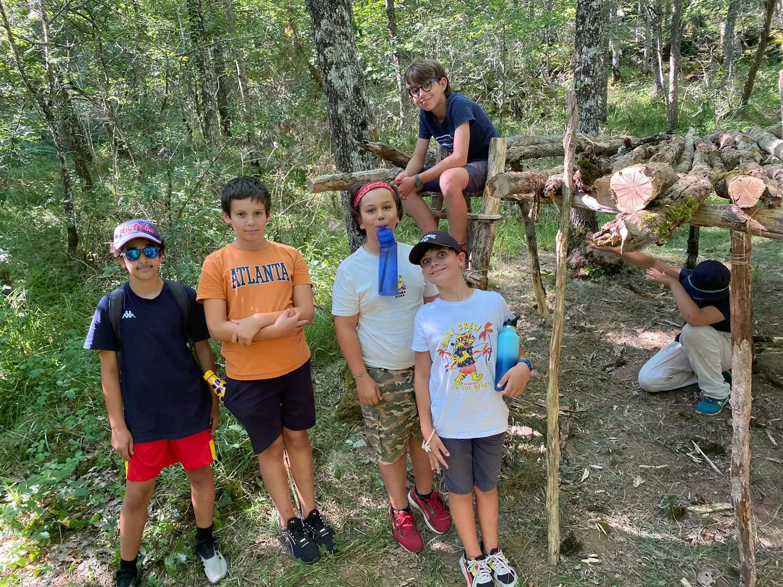 Apprentissage des techniques de construction de cabane en camp de vacances été