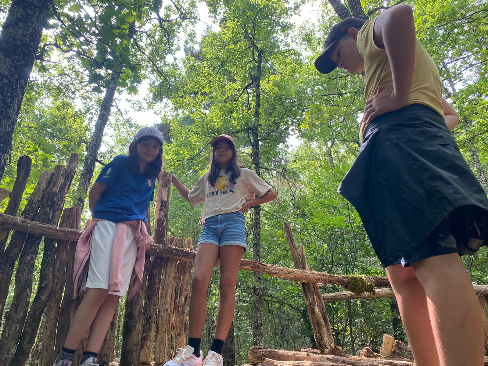 Enfants expérimentant la vie en autonomie dans leur cabane forestière