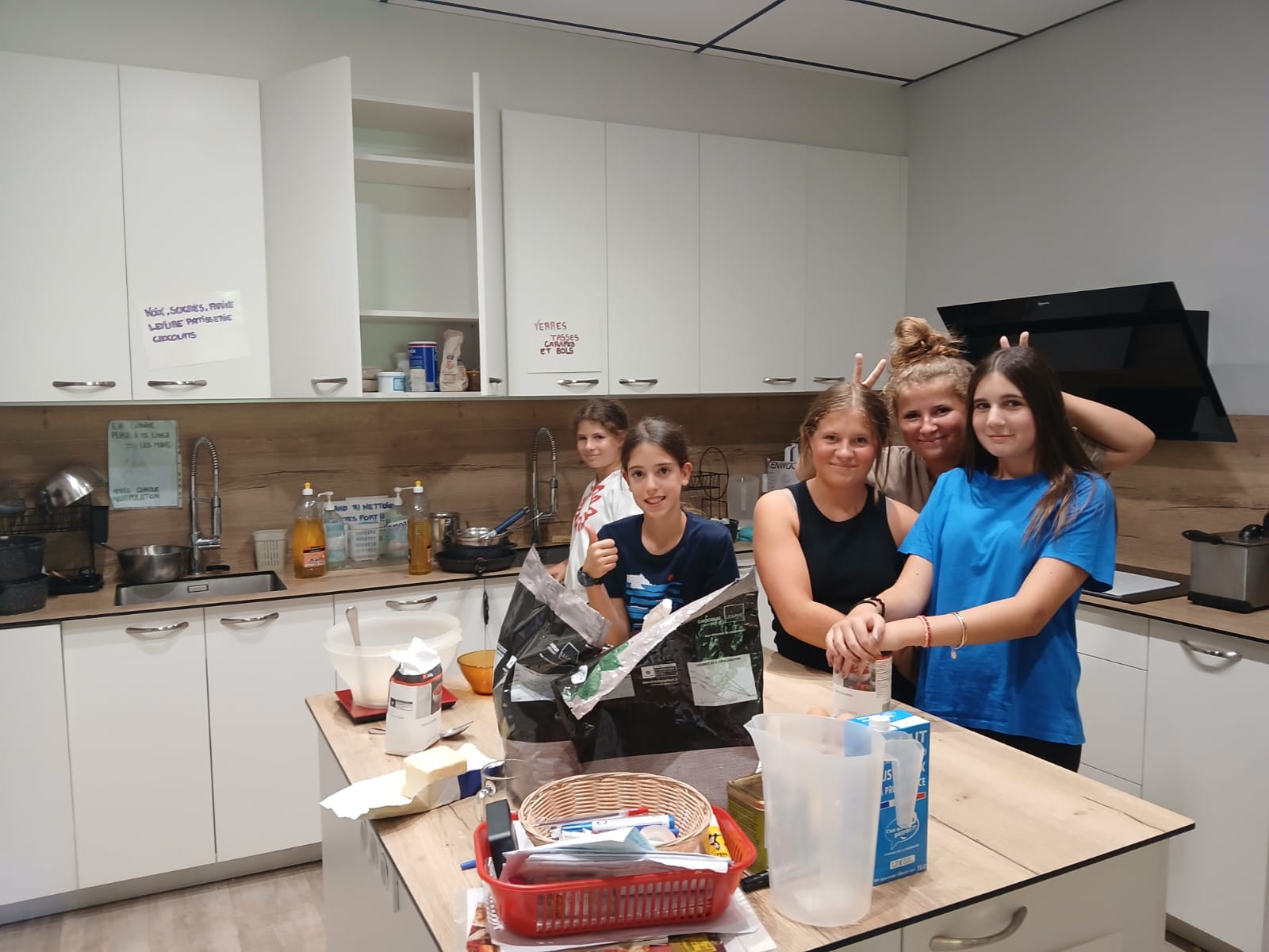 Enfants apprenant les bases de la cuisine dans une colonie de vacances culinaire