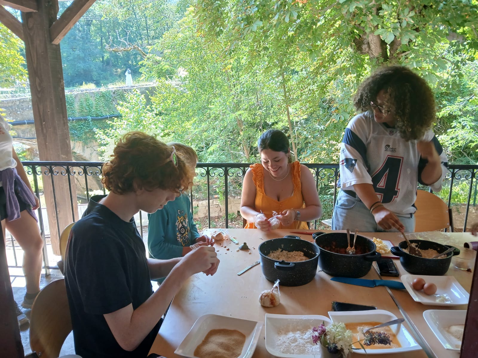 Apprentissage du dressage de table soigné lors d'une colonie de vacances chef