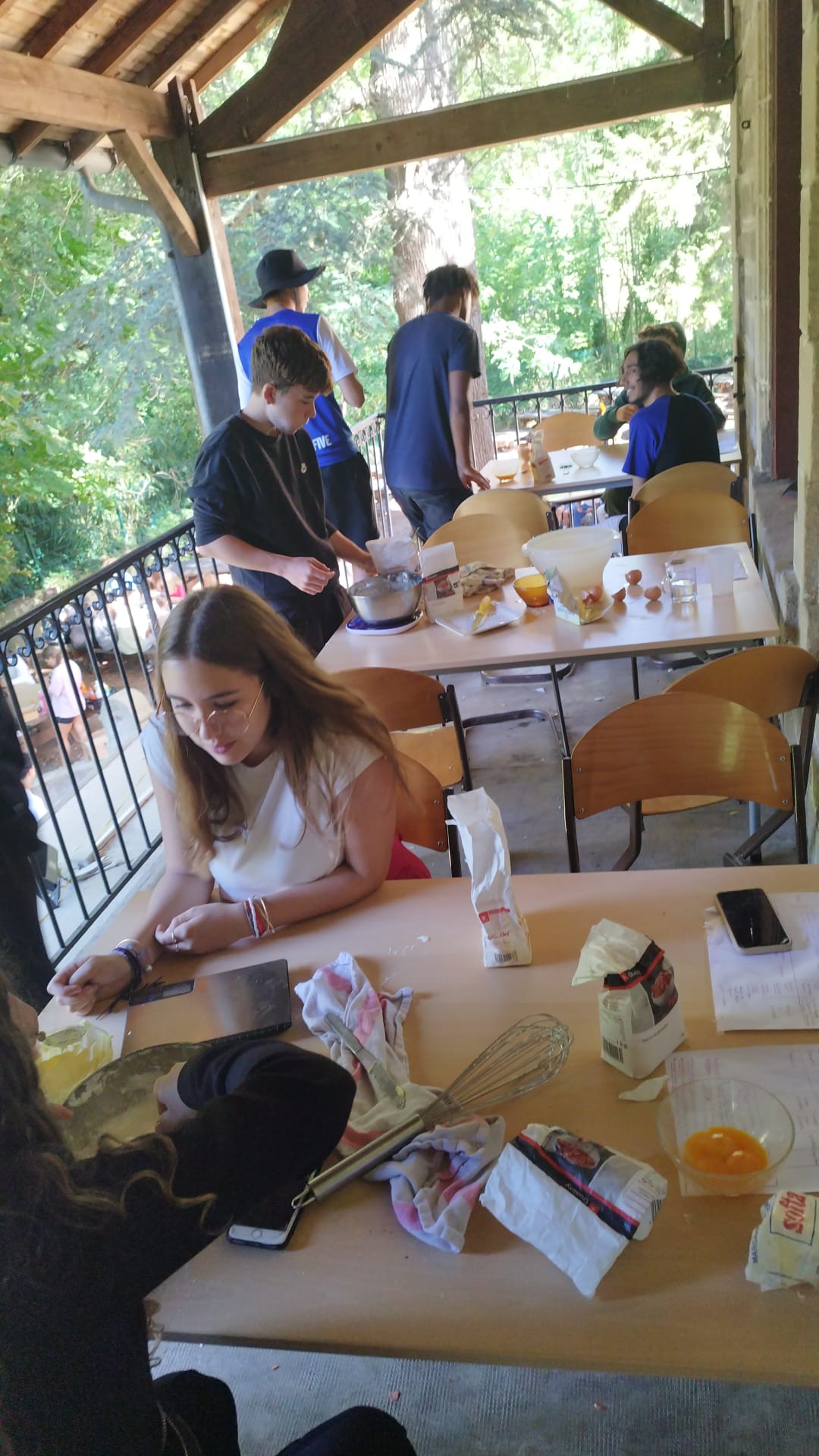 Enfants découvrant les techniques culinaires avec animateur spécialisé en cuisine