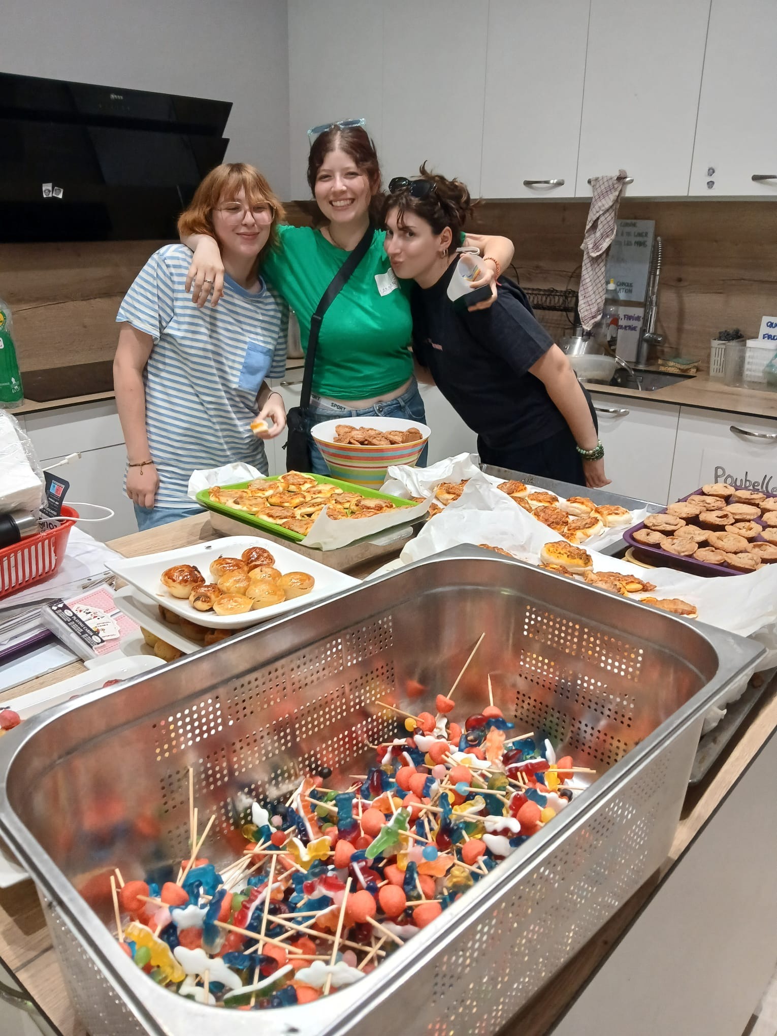 Stage cuisine pour enfants apprenant à sélectionner des produits frais de qualité