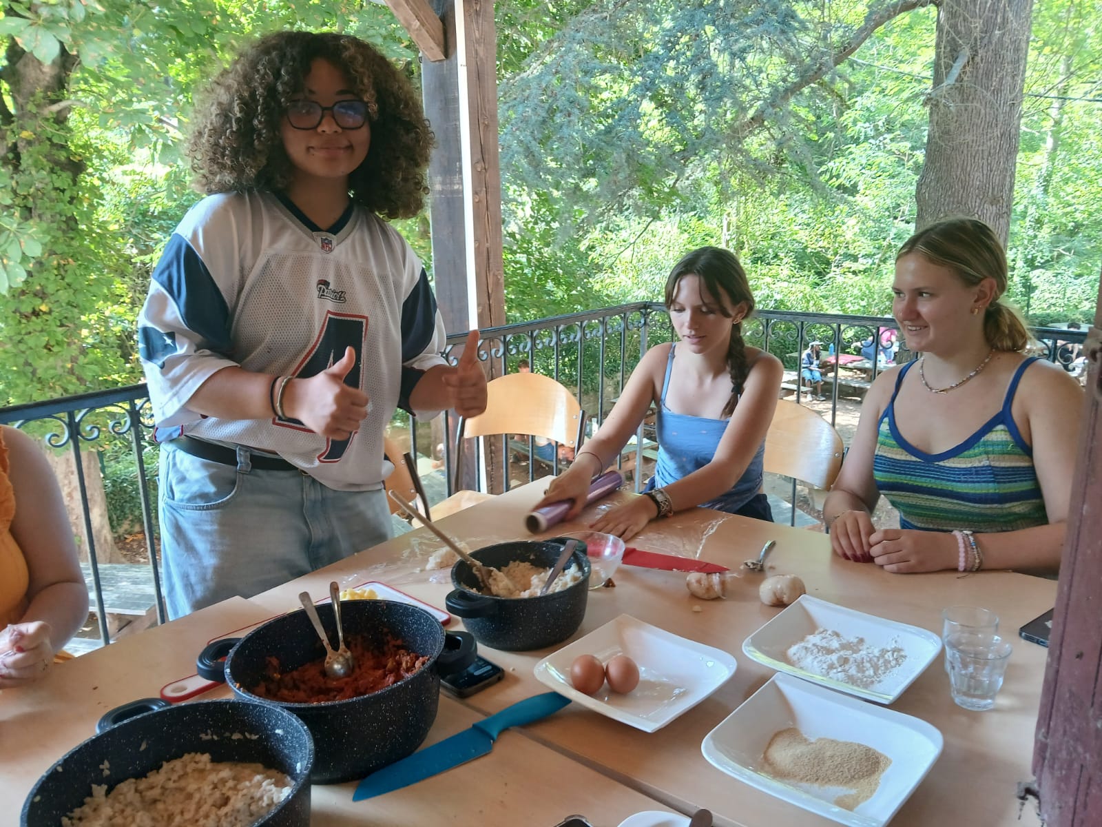 Atelier art culinaire avec équipement professionnel en colonie de vacances Aveyron