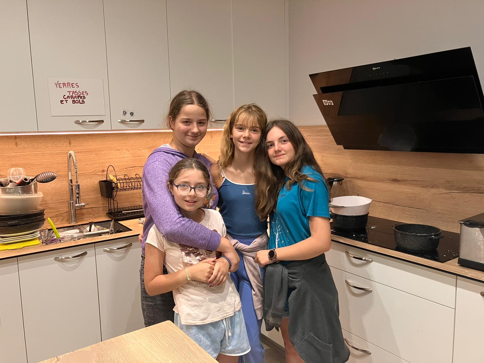 Enfants découvrant le vocabulaire culinaire lors d'un atelier gastronomie en colo