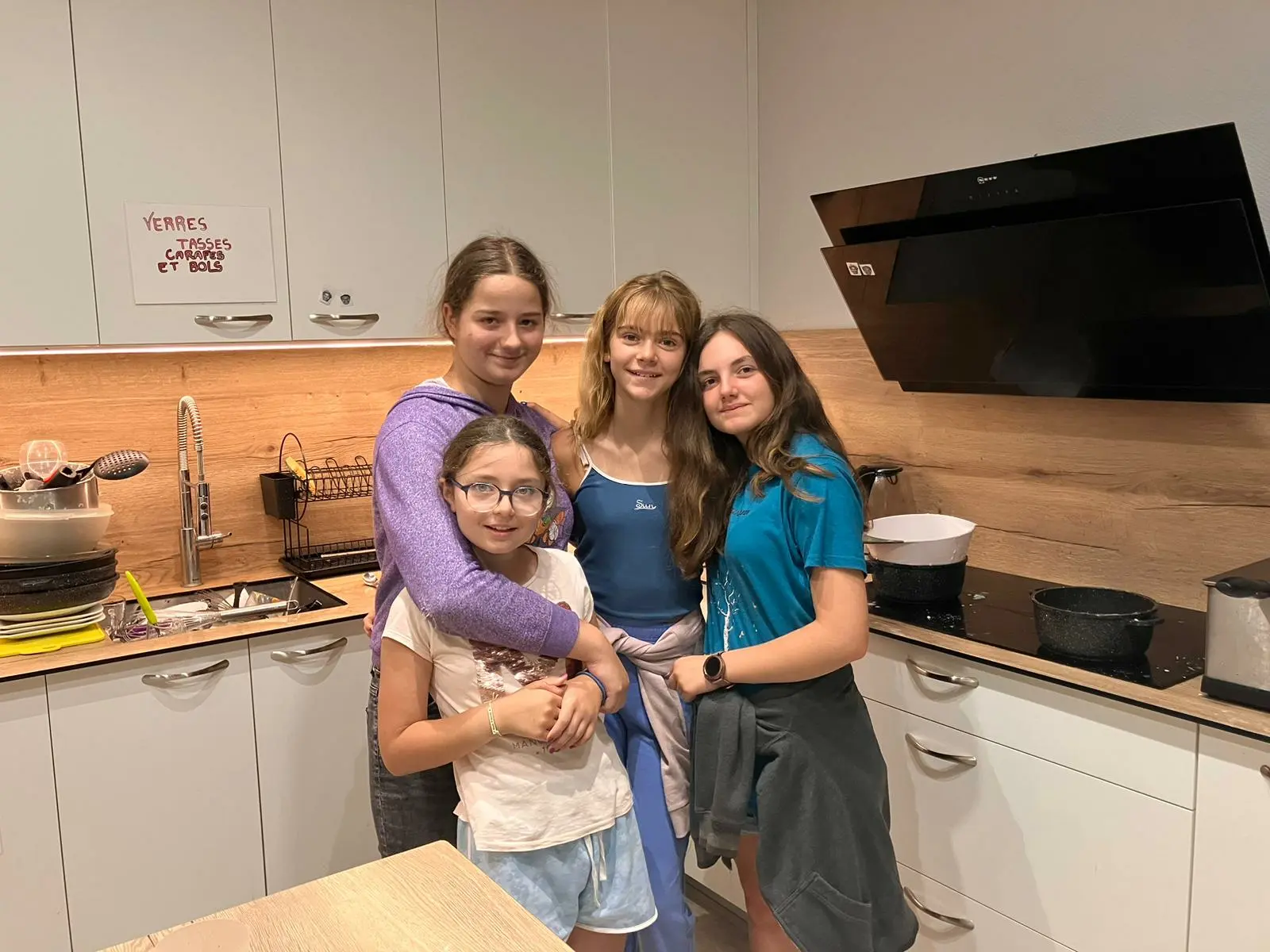 Enfants découvrant le vocabulaire culinaire lors d'un atelier gastronomie en colo