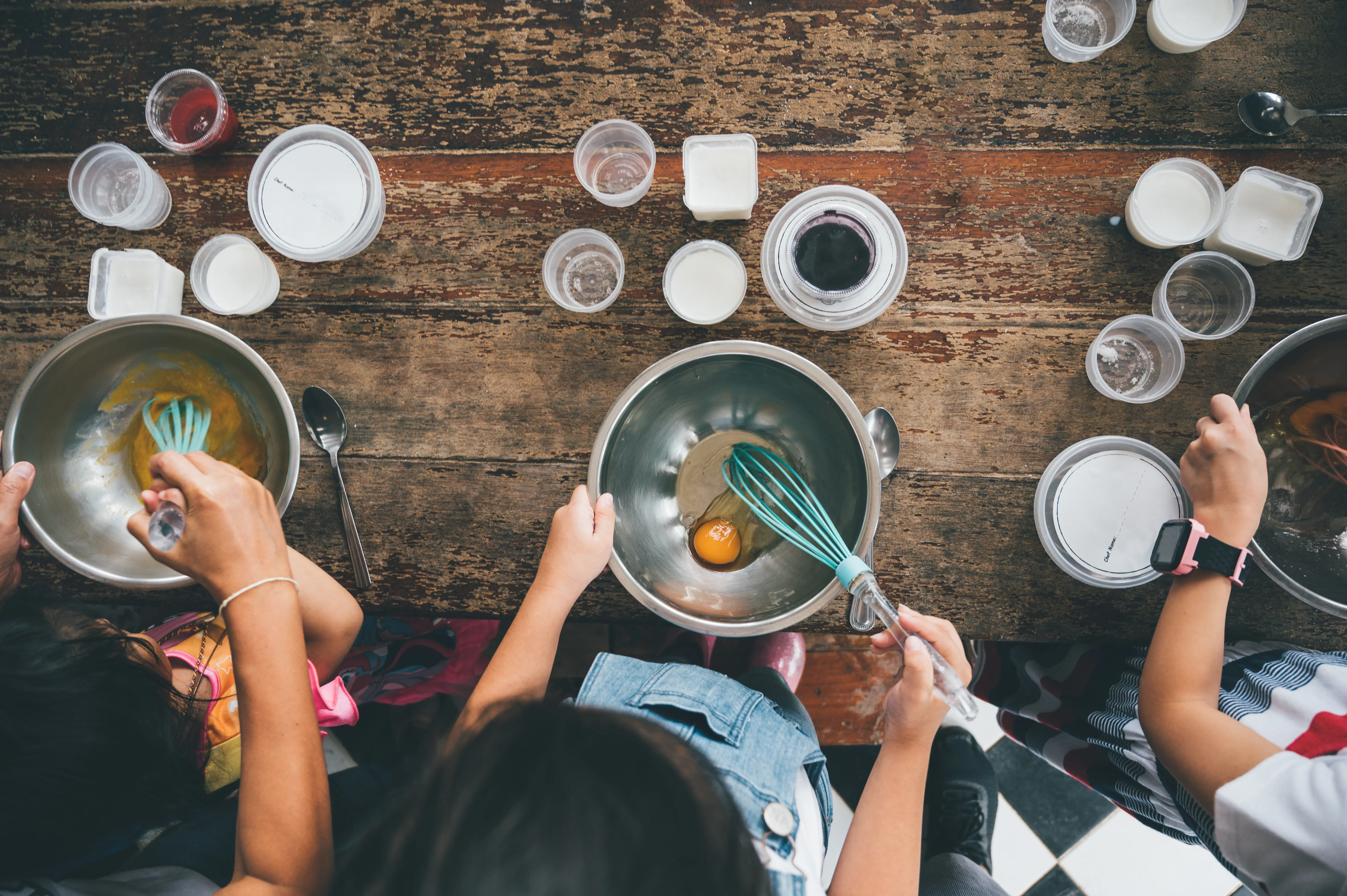 Cuisine pédagogique avec plaques à induction et four vapeur pour apprentis chefs