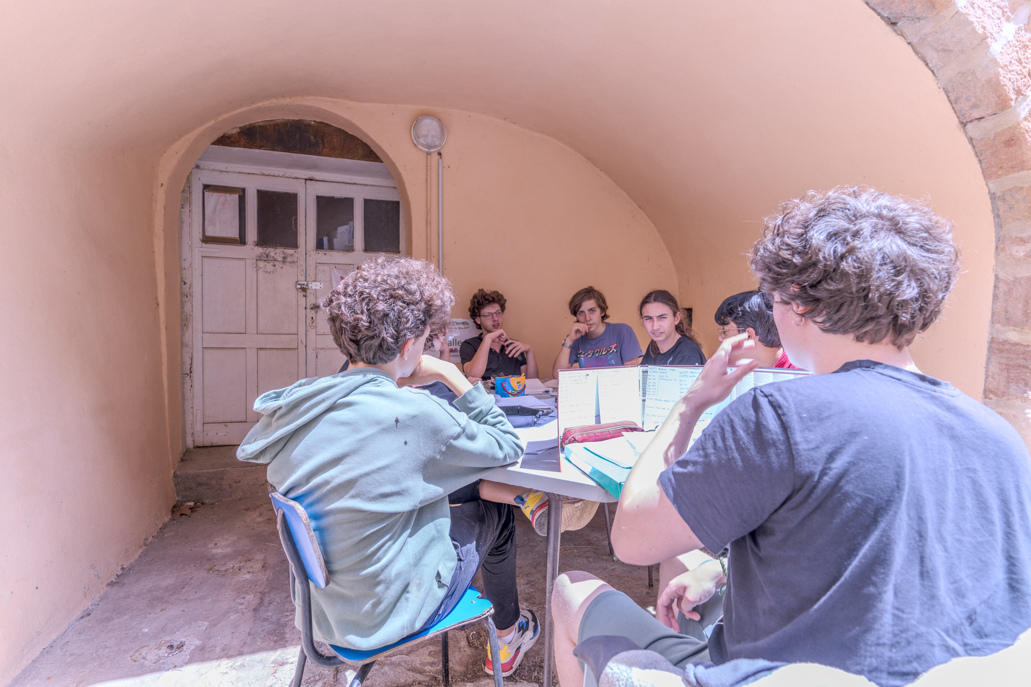 Enfants pratiquant des jeux de rôle sur plateau lors d'une colonie de vacances culturelle