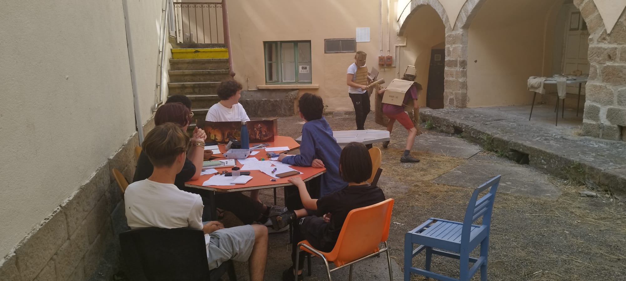 Groupe d'adolescents plongés dans une intrigue de jeu de rôle mystérieuse en colonie