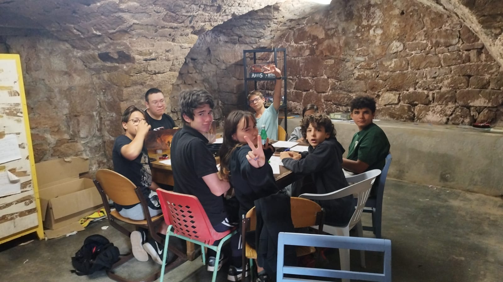 Participants interprétant leurs personnages autour d'un plateau de jeu en séjour ludique