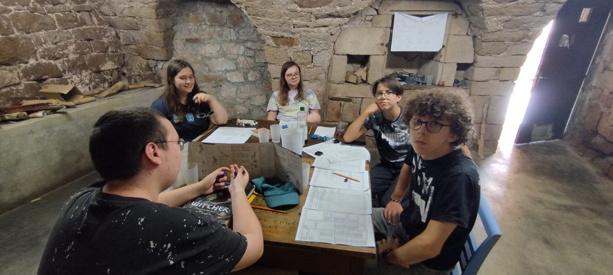 Enfants développant leur imagination lors d'activités jeux de rôle en colonie de vacances