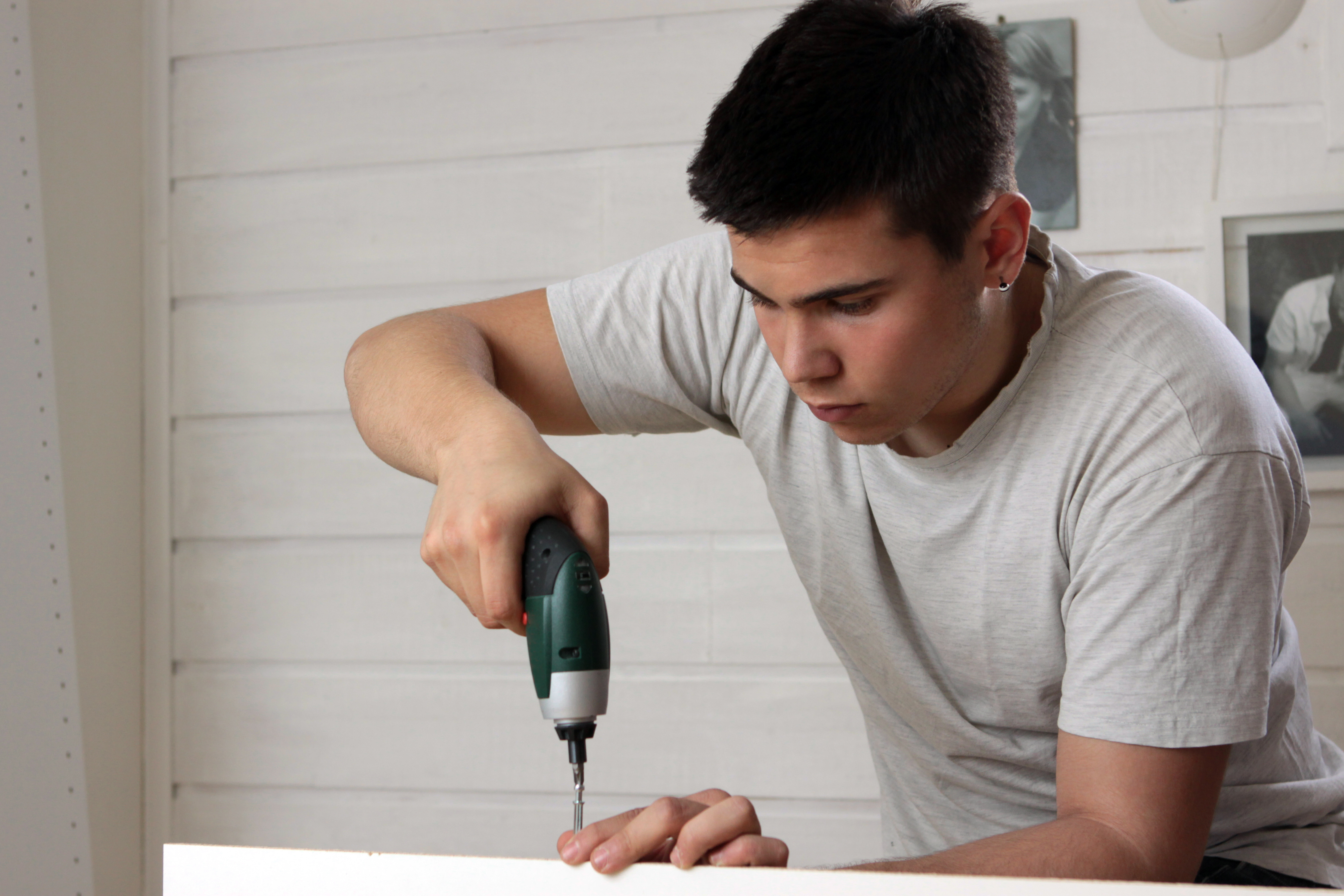 Enfants créant des objets lors d'un atelier bricolage en colonie de vacances