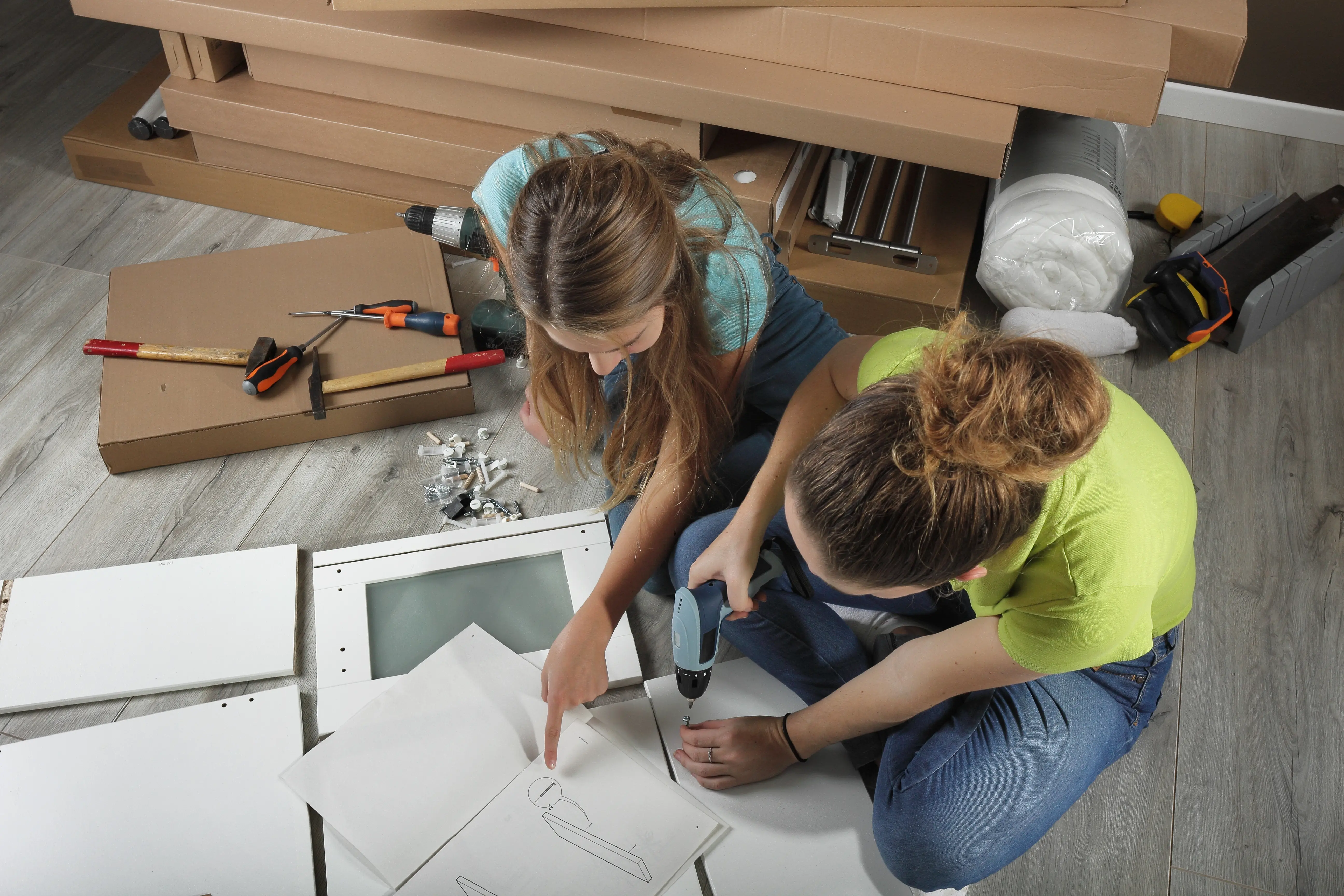 Jeunes participant à un séjour manuel avec activités DIY et créations en camp de vacances