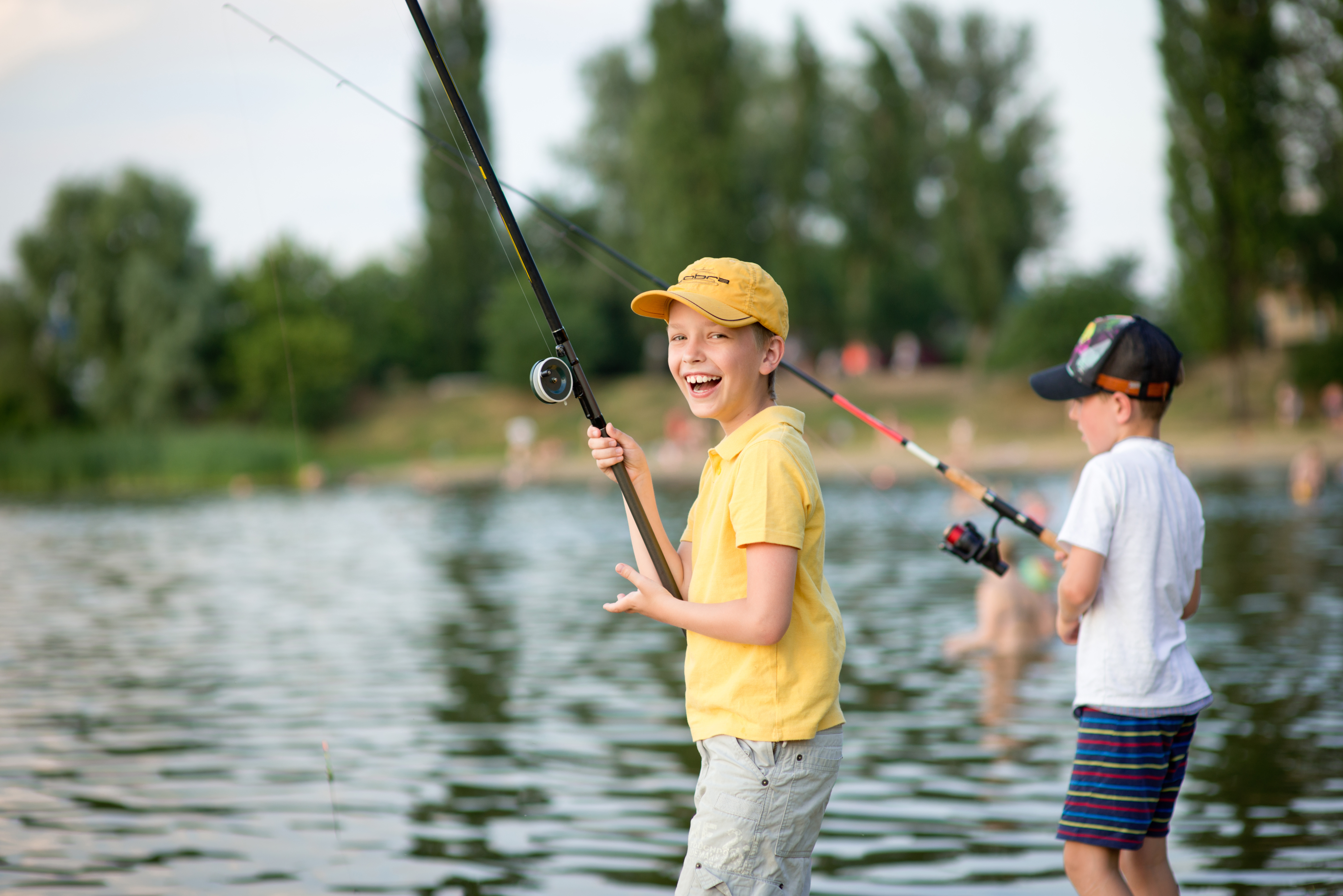 Enfants découvrant les techniques de pêche et vie en autonomie lors d'un camp bivouac