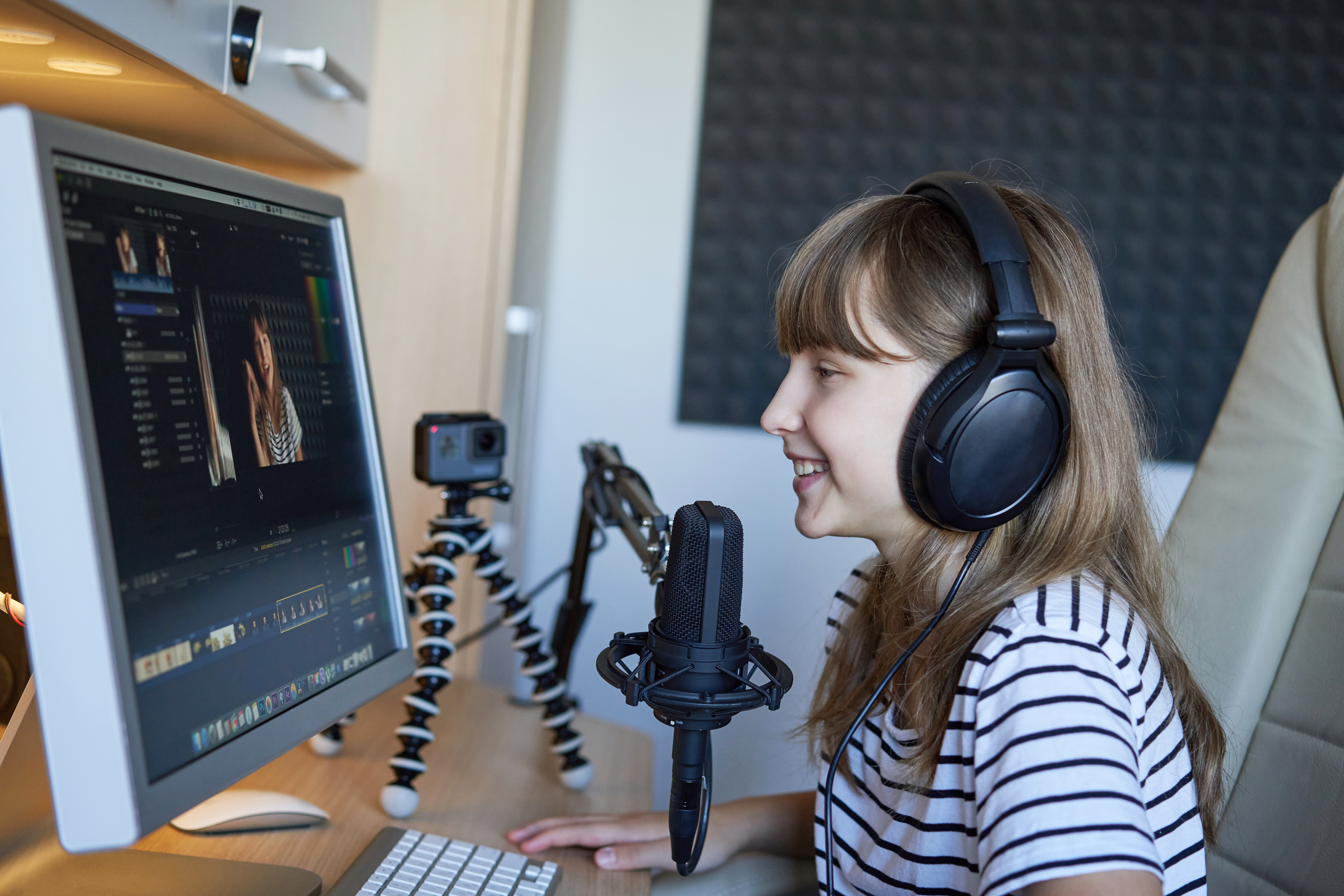 Jeunes réalisateurs en action lors d'une colonie de vacances thématique cinéma