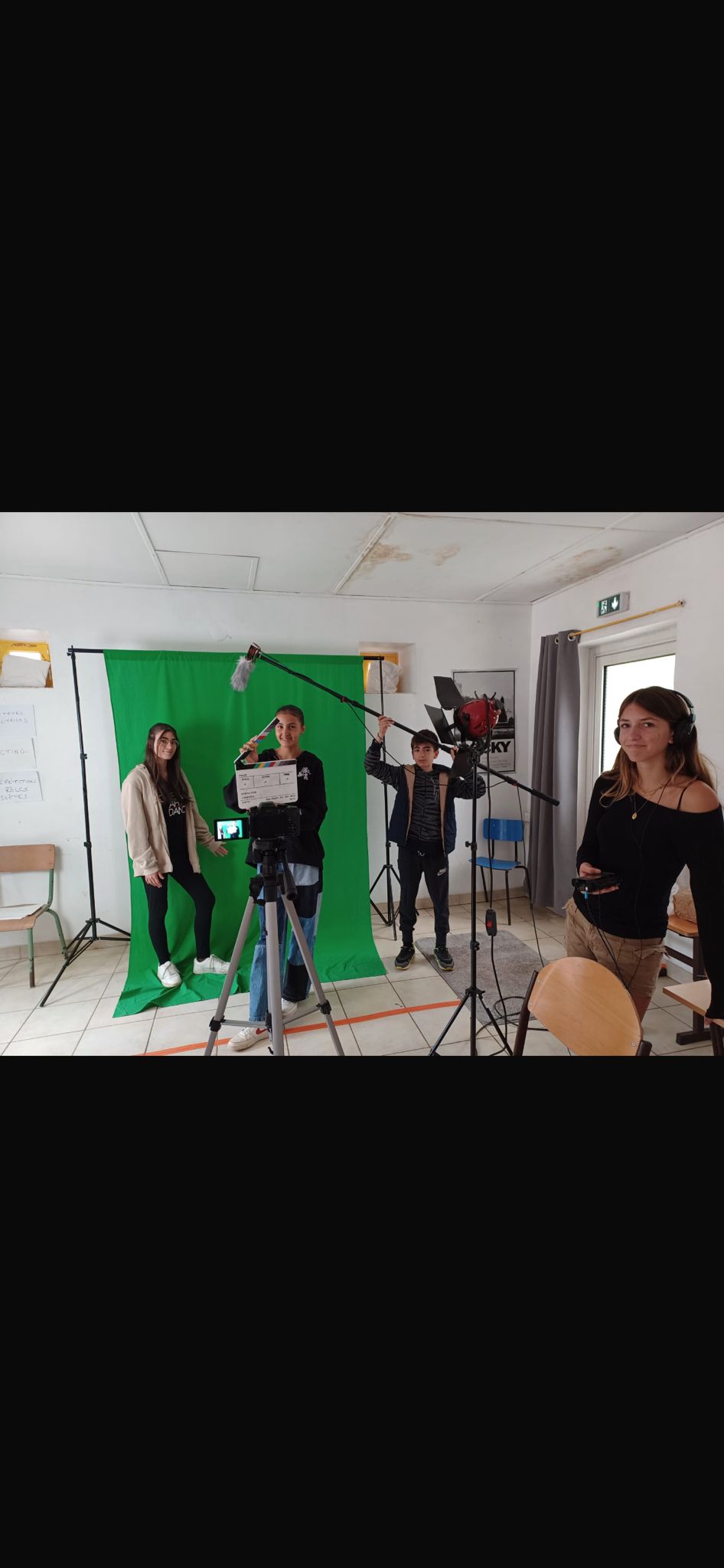 Enfants découvrant les métiers du cinéma lors d'un séjour colonie créative