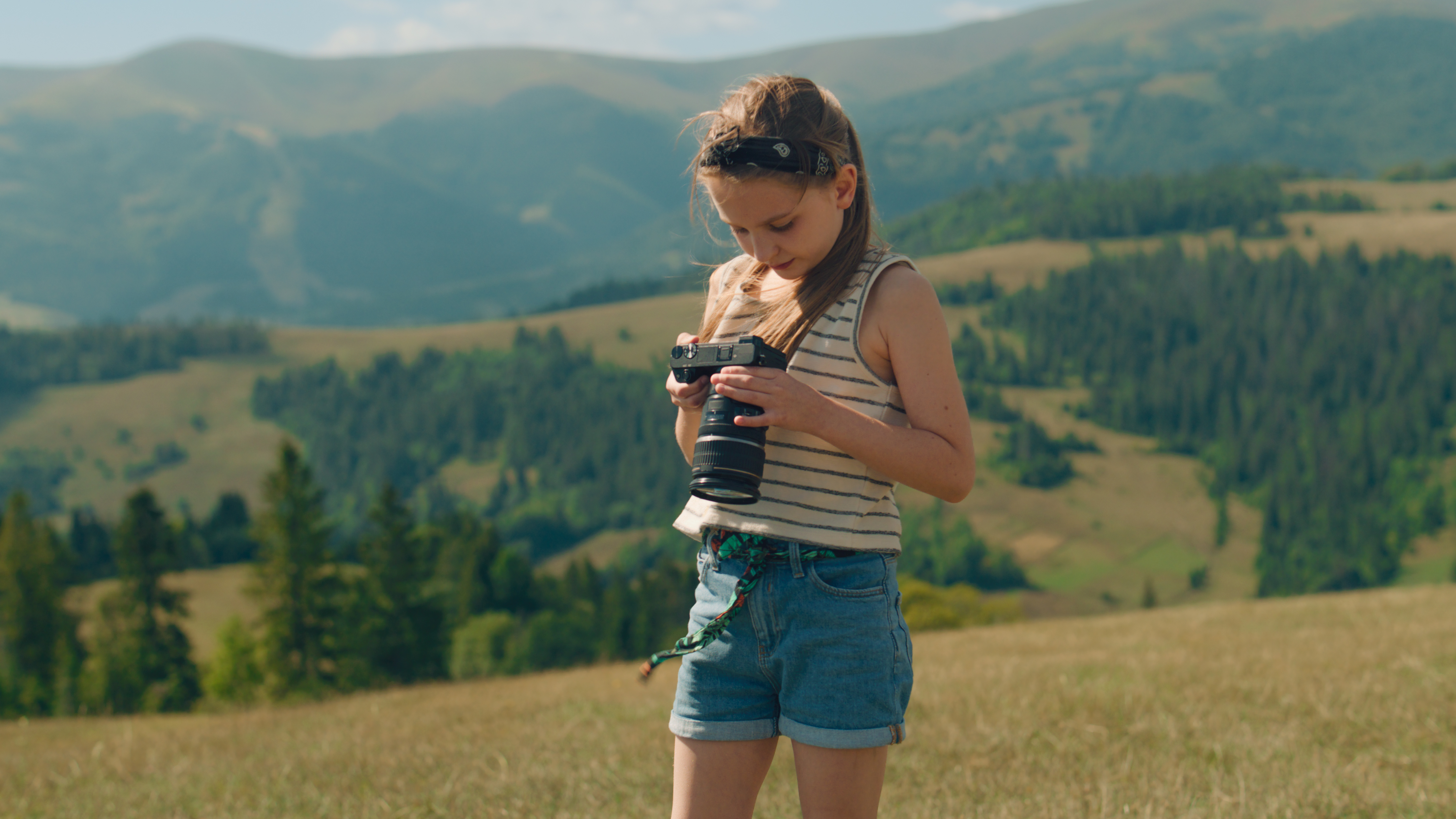 Jeunes photographes en action durant un séjour colonie de vacances thématique photo