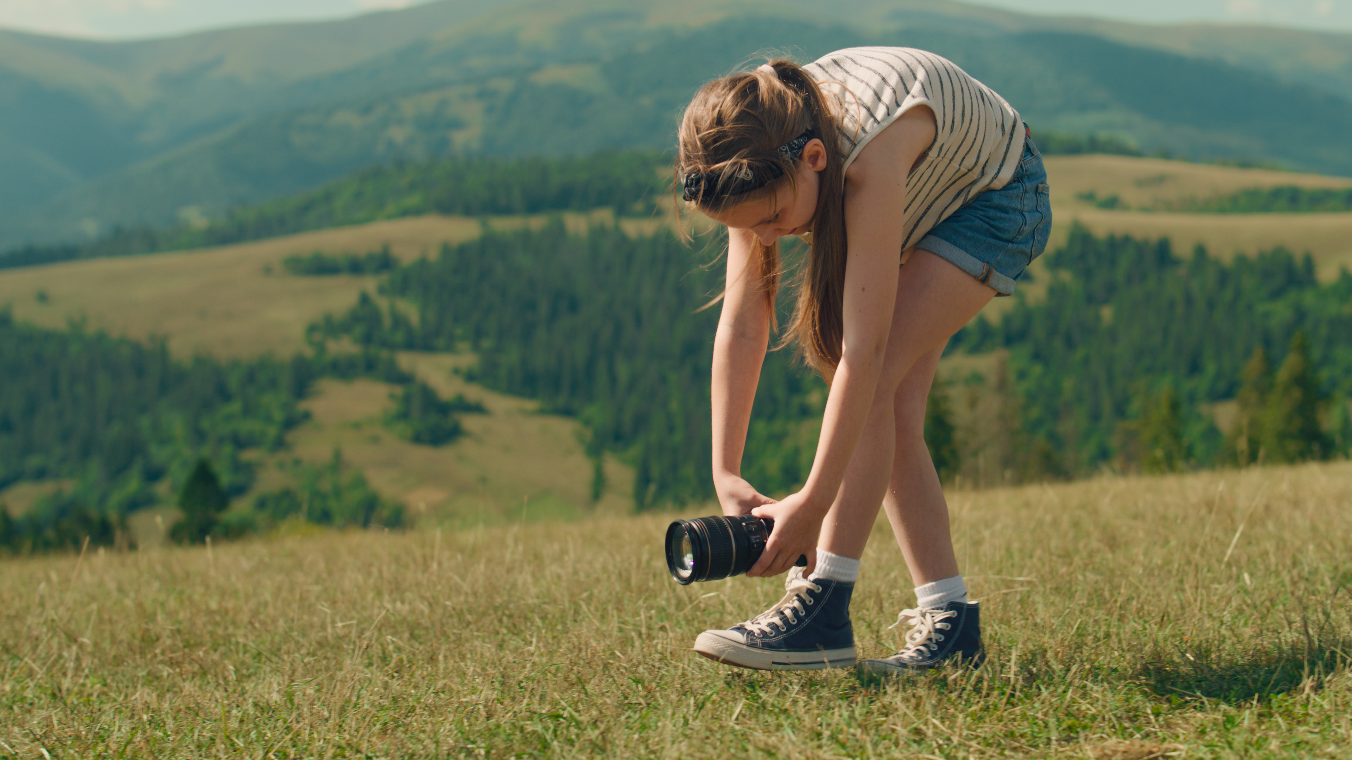 Groupe d'enfants réalisant un reportage photo lors d'une colonie de vacances créative