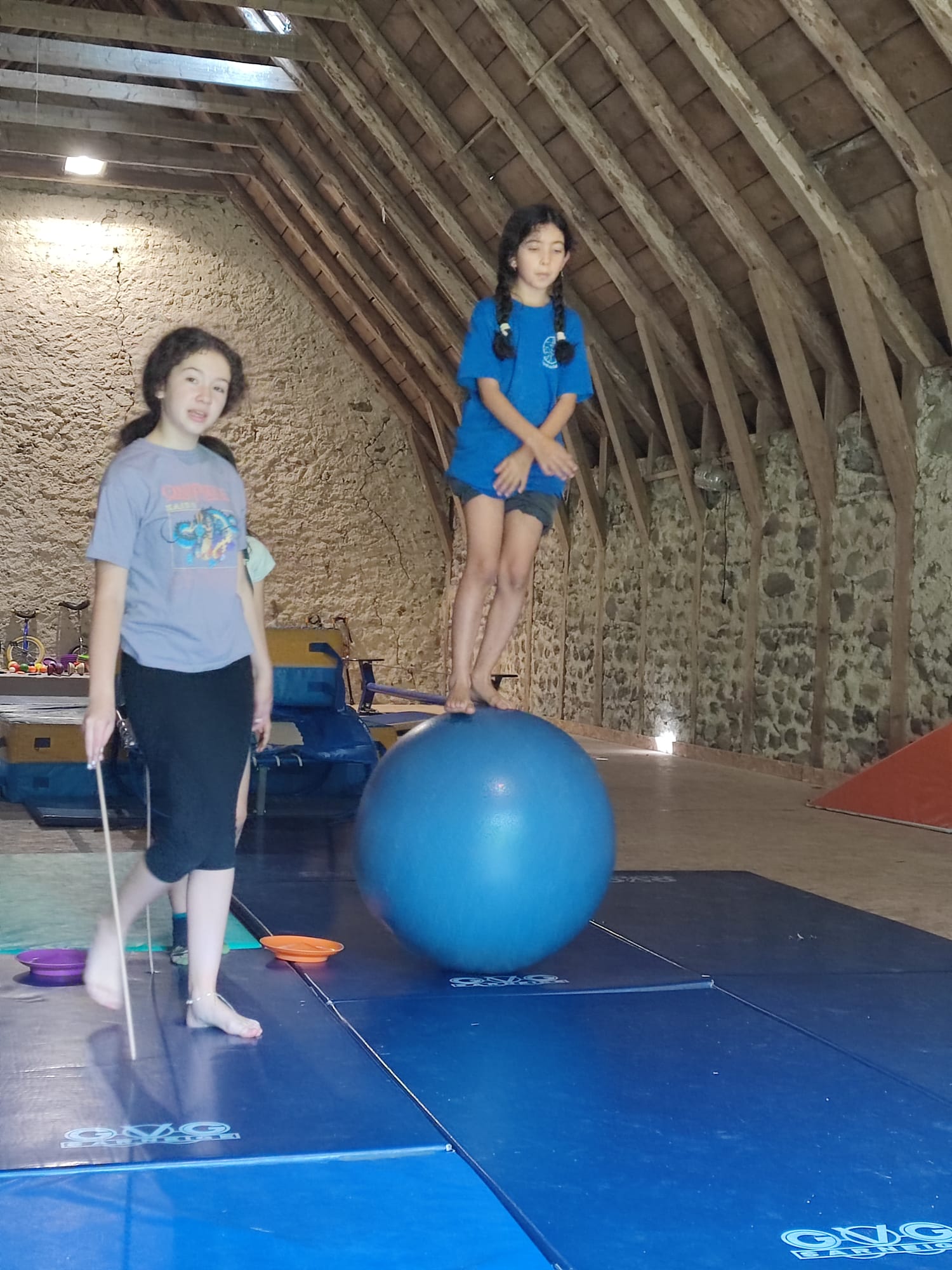 Jeunes acrobates s'entraînant lors d'un séjour colonie de vacances thématique cirque