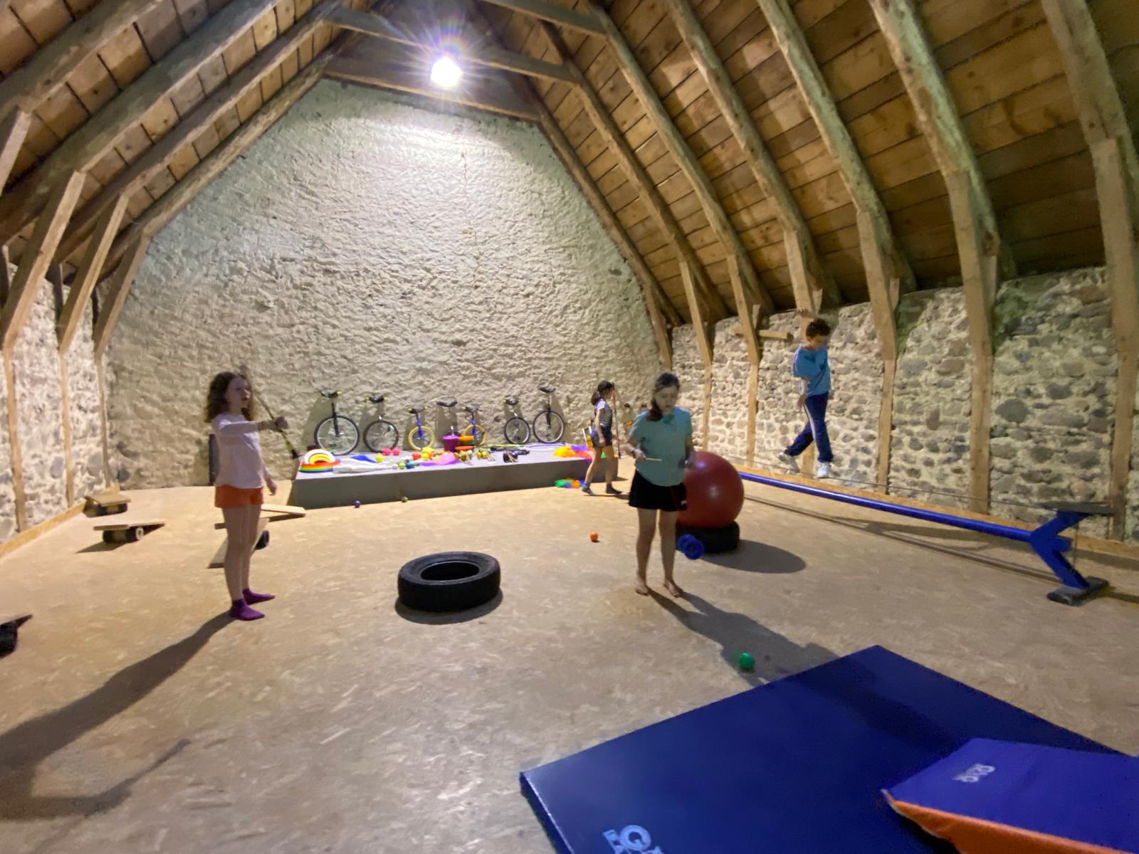 Enfants réalisant des numéros de clown lors d'un séjour colonie cirque