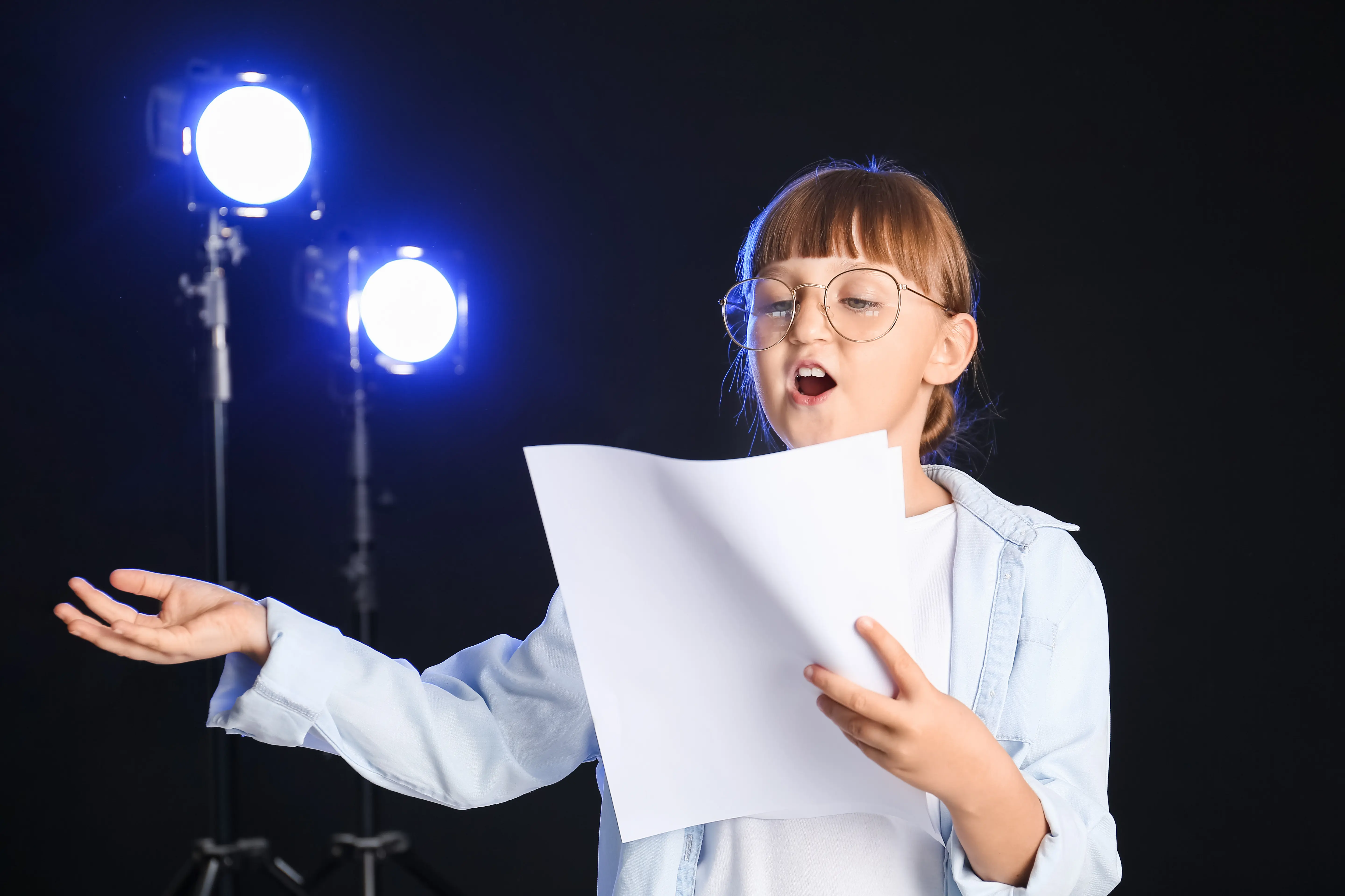 Jeunes comédiens en action durant un séjour colonie de vacances thématique théâtre