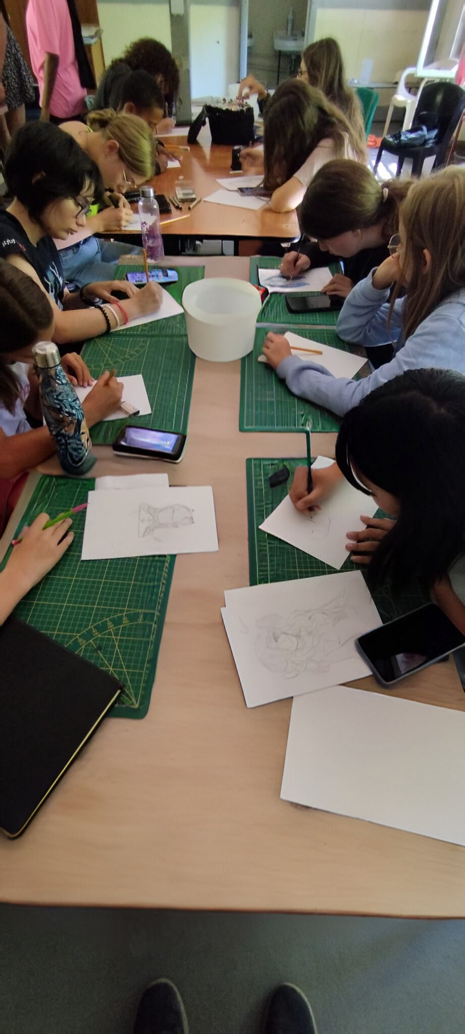 Jeunes participants réalisant leur planche manga durant leur colonie de vacances