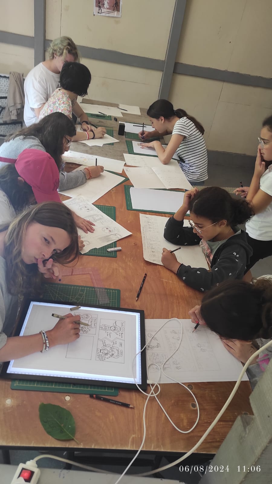 Enfants présentant leurs créations manga en fin de séjour colonie créative