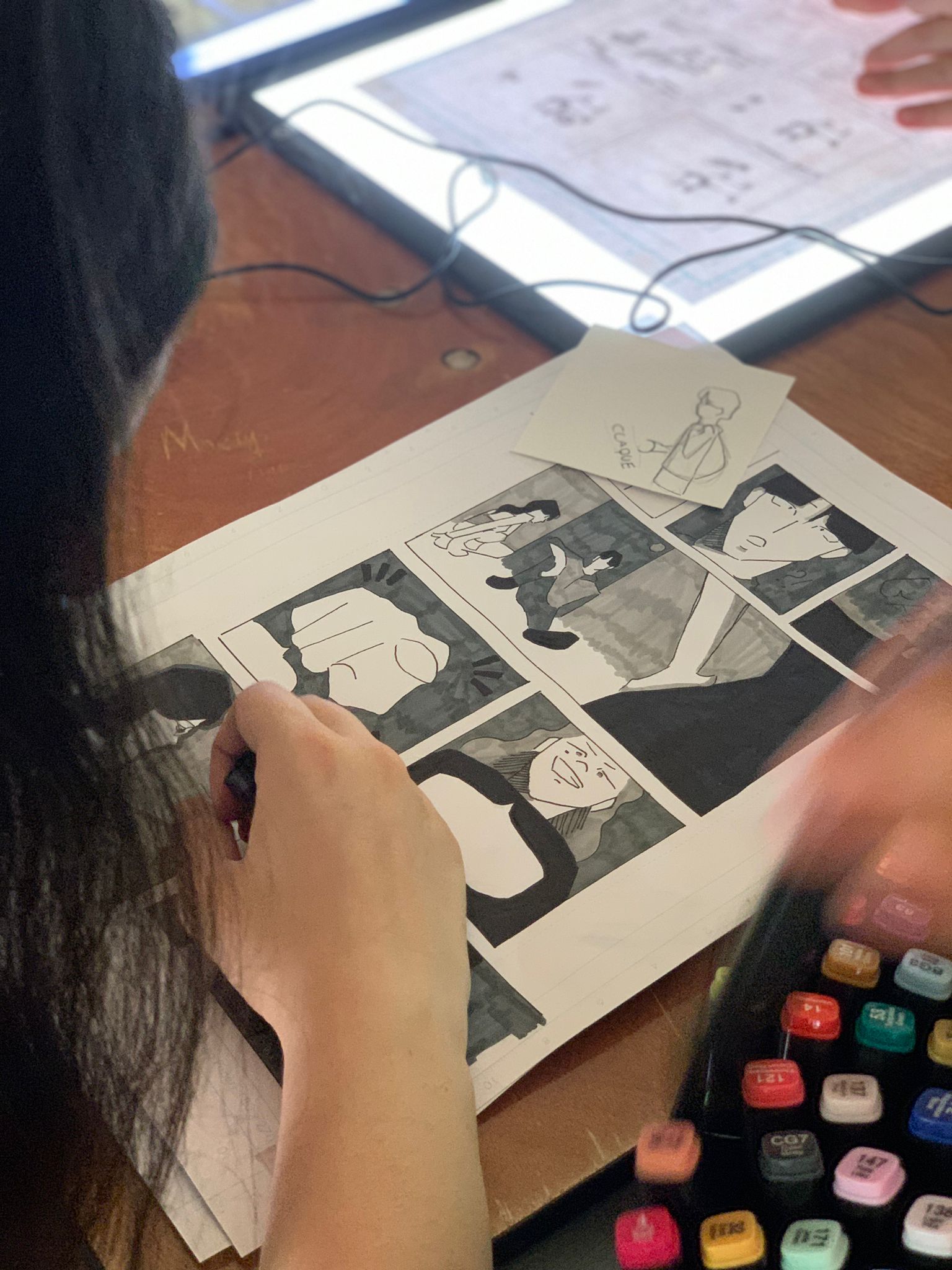 Enfants créant des planches manga en noir et blanc lors d'une colonie de vacances