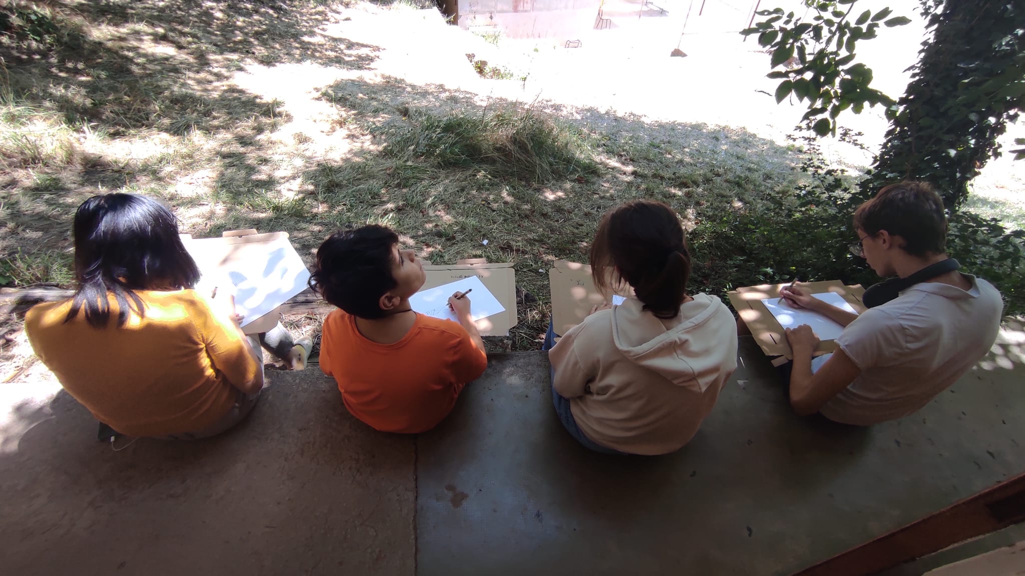 Jeunes créateurs modelant des sculptures en argile lors d'un séjour créatif