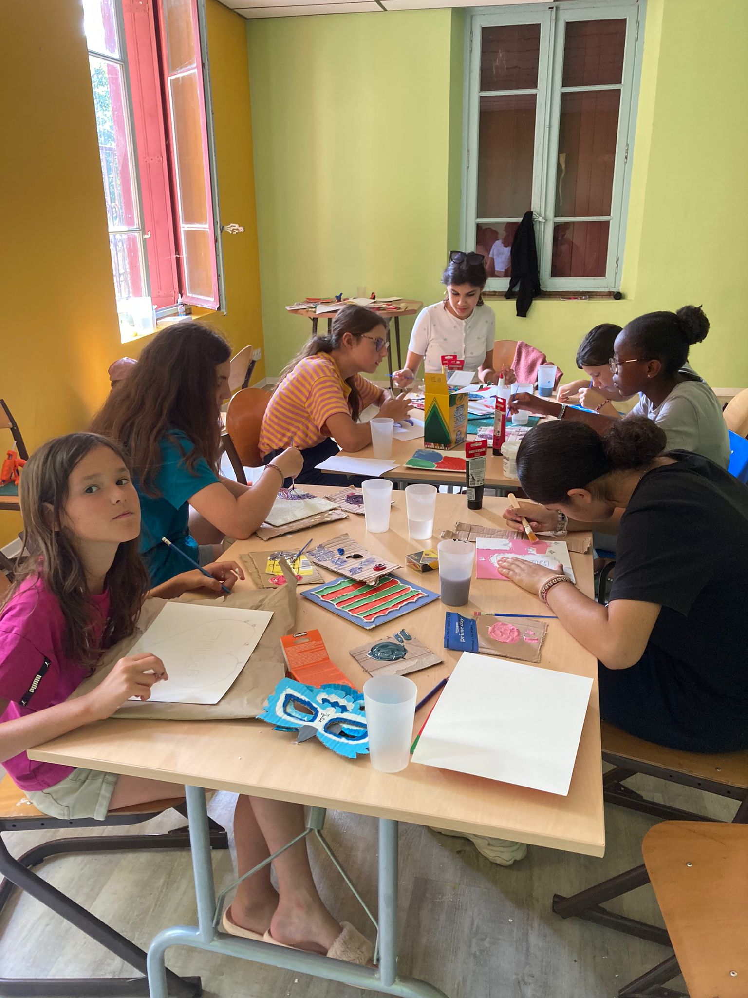 Groupe d'artistes en herbe travaillant la poterie en colo arts plastiques