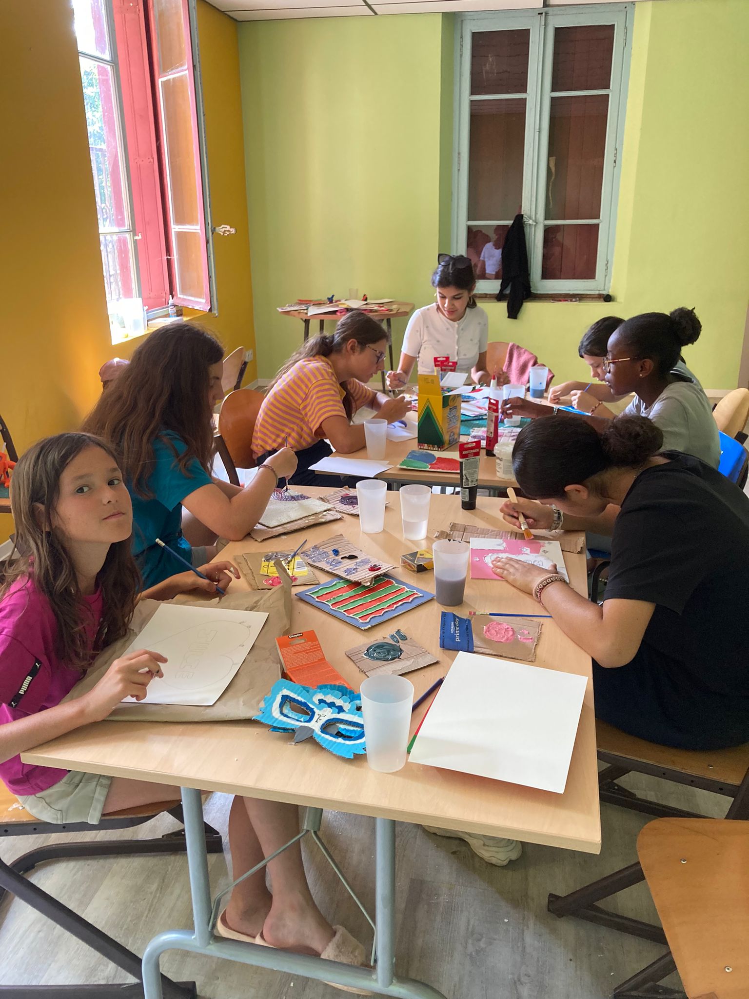 Atelier peinture sur toile pour enfants durant un camp créatif gocolo