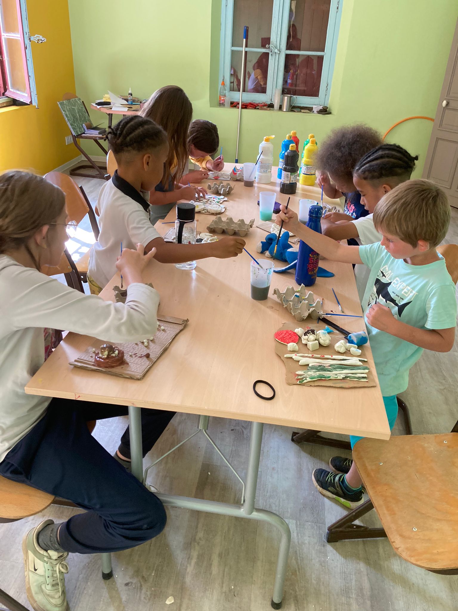 Apprentis peintres découvrant l'acrylique en stage arts plastiques