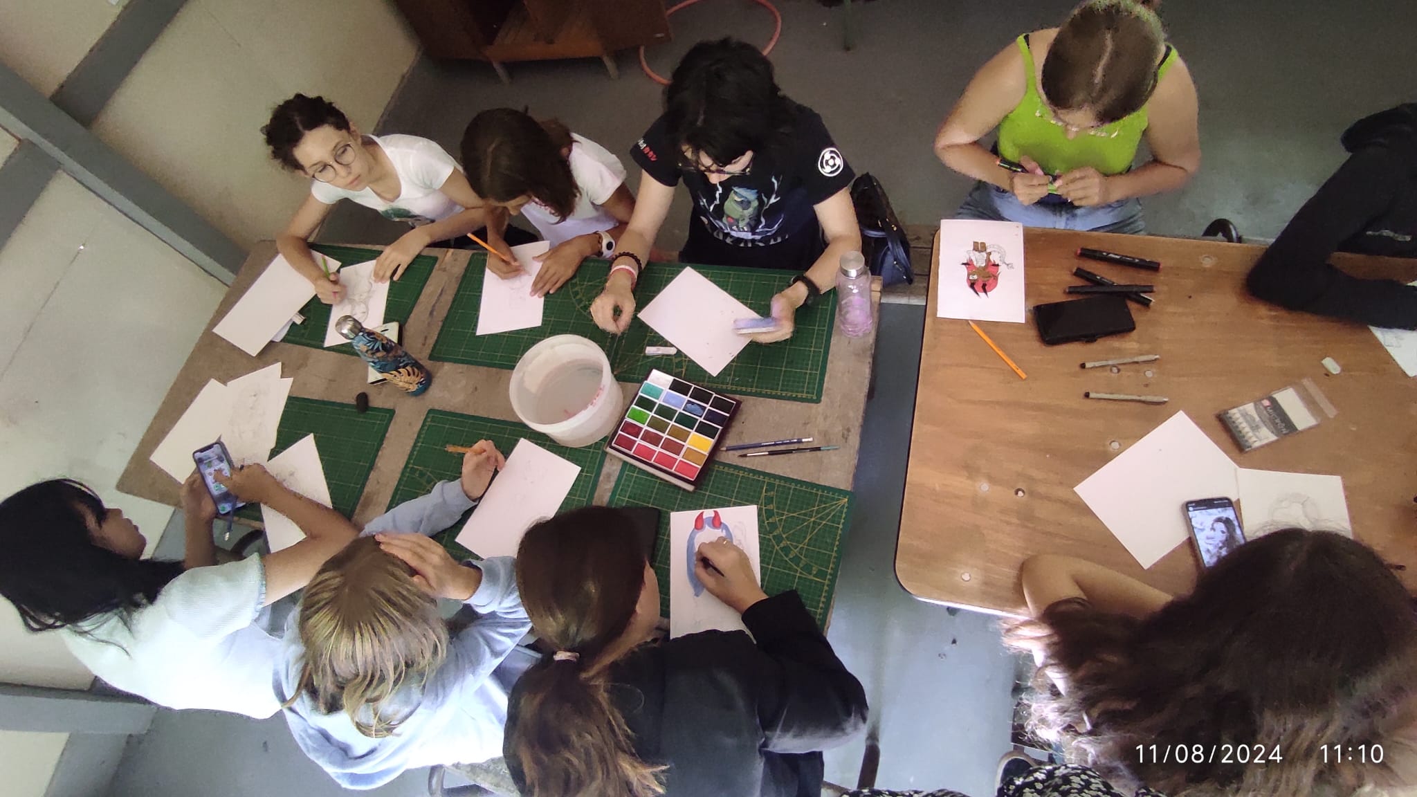 eunes participants expérimentant le modelage durant leur colo artistique