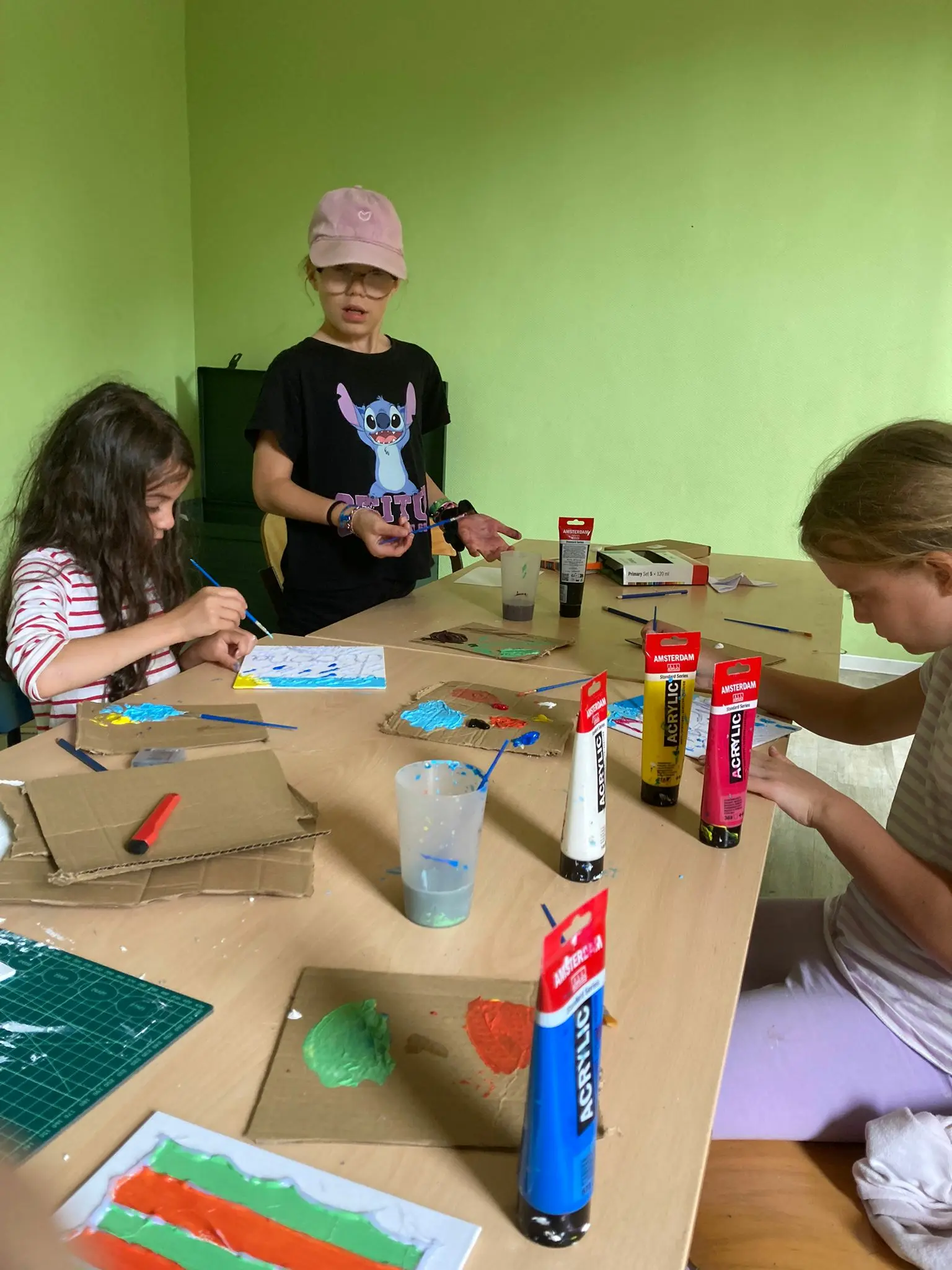 Enfants créant des sculptures colorées lors d'un atelier modelage gocolo