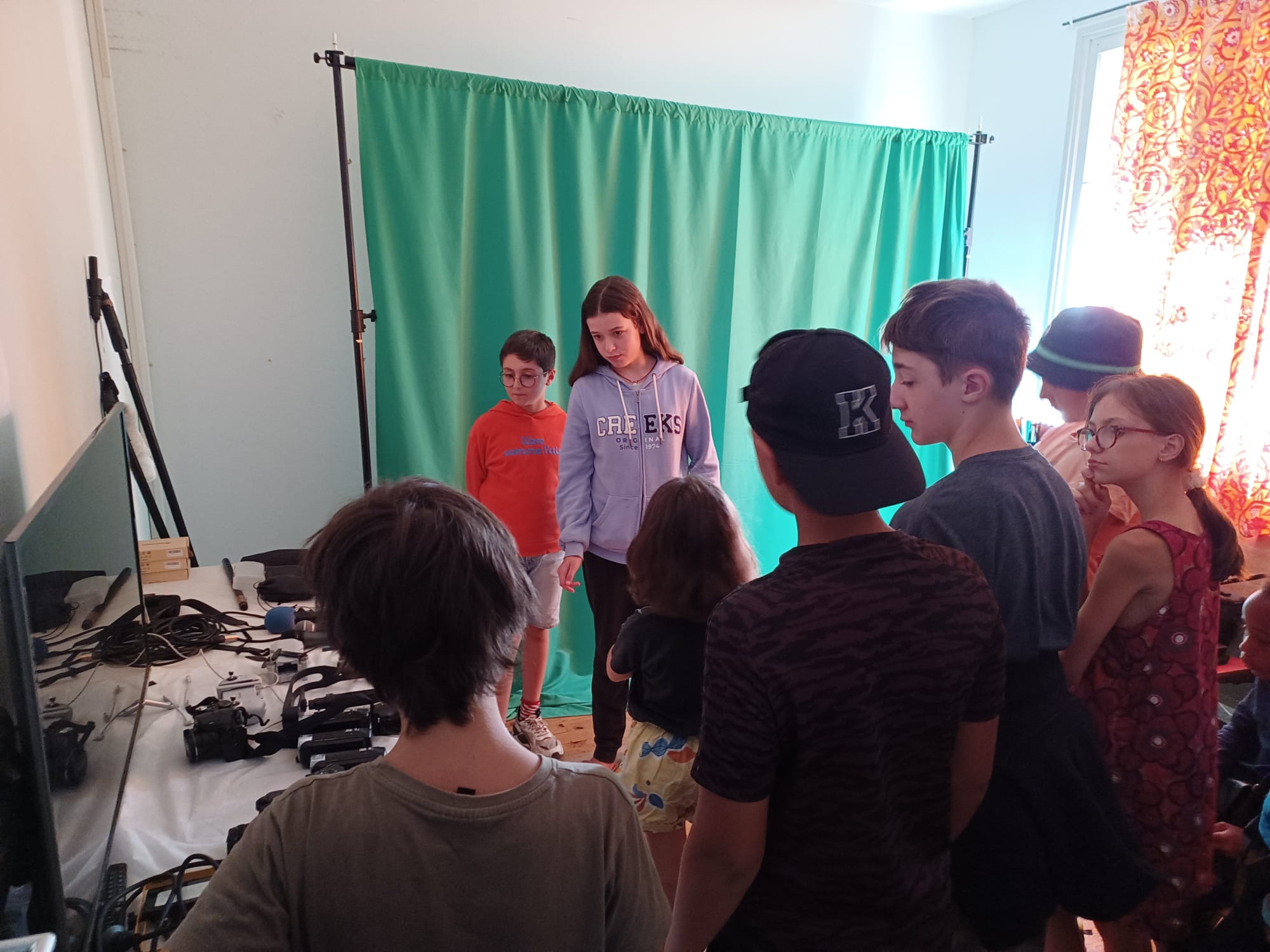 Jeunes participants manipulant une caméra en stage réalisation vidéo