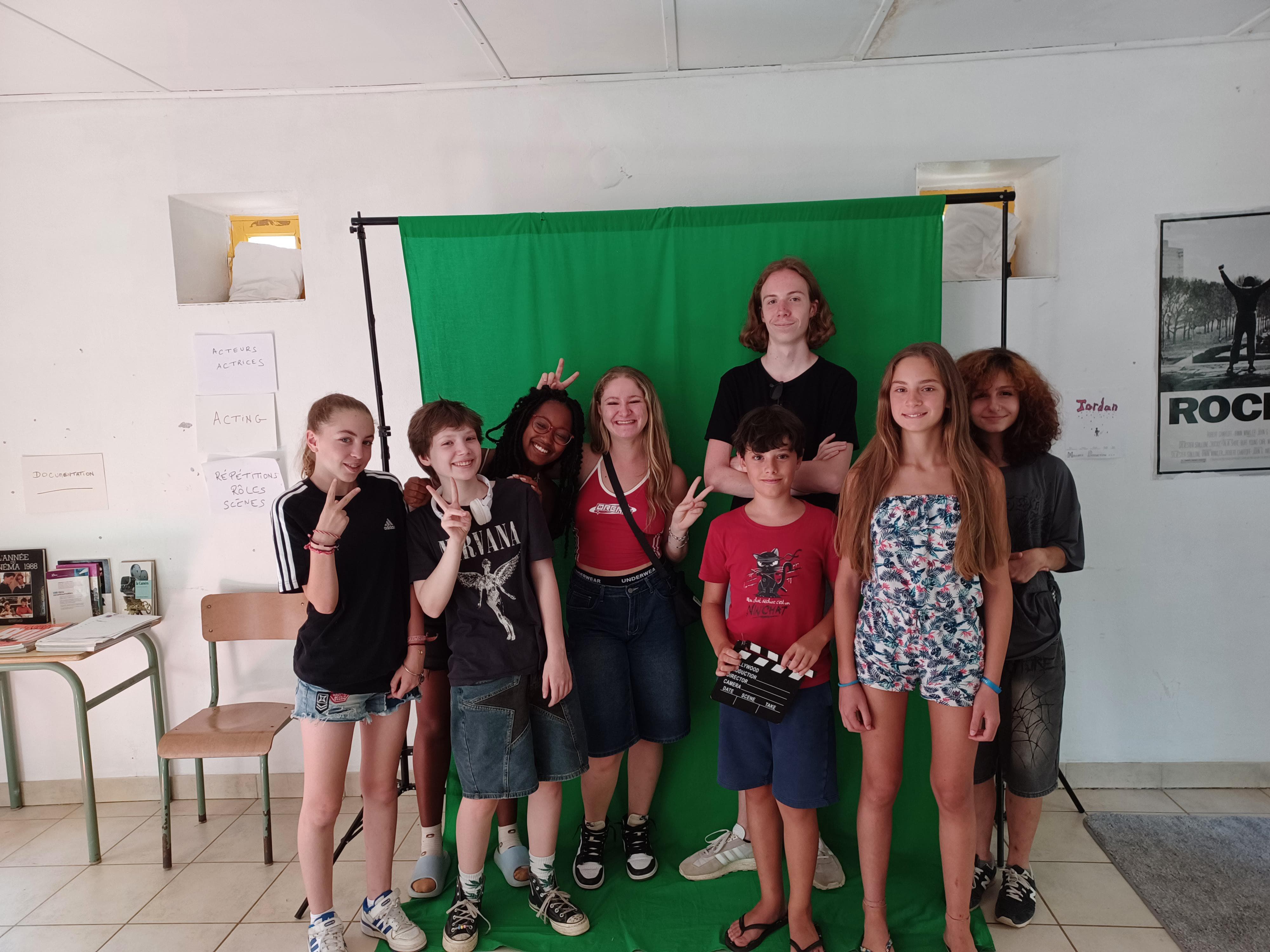 Enfants préparant le storyboard de leur clip lors d'un séjour créatif gocolo